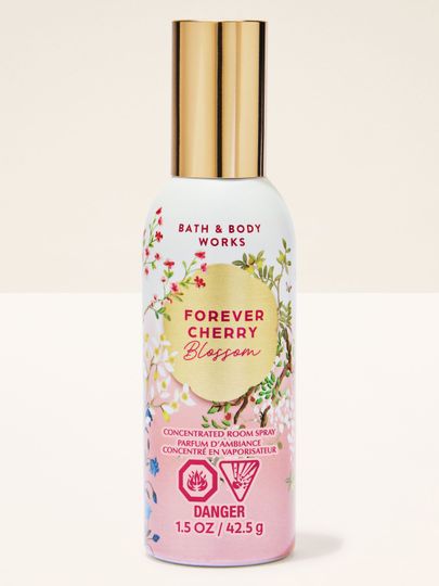 Bath & Body Works Forever Cherry Blossom – koncentrovaný pokojový sprej v bílém flakonu s květinovým motivem.