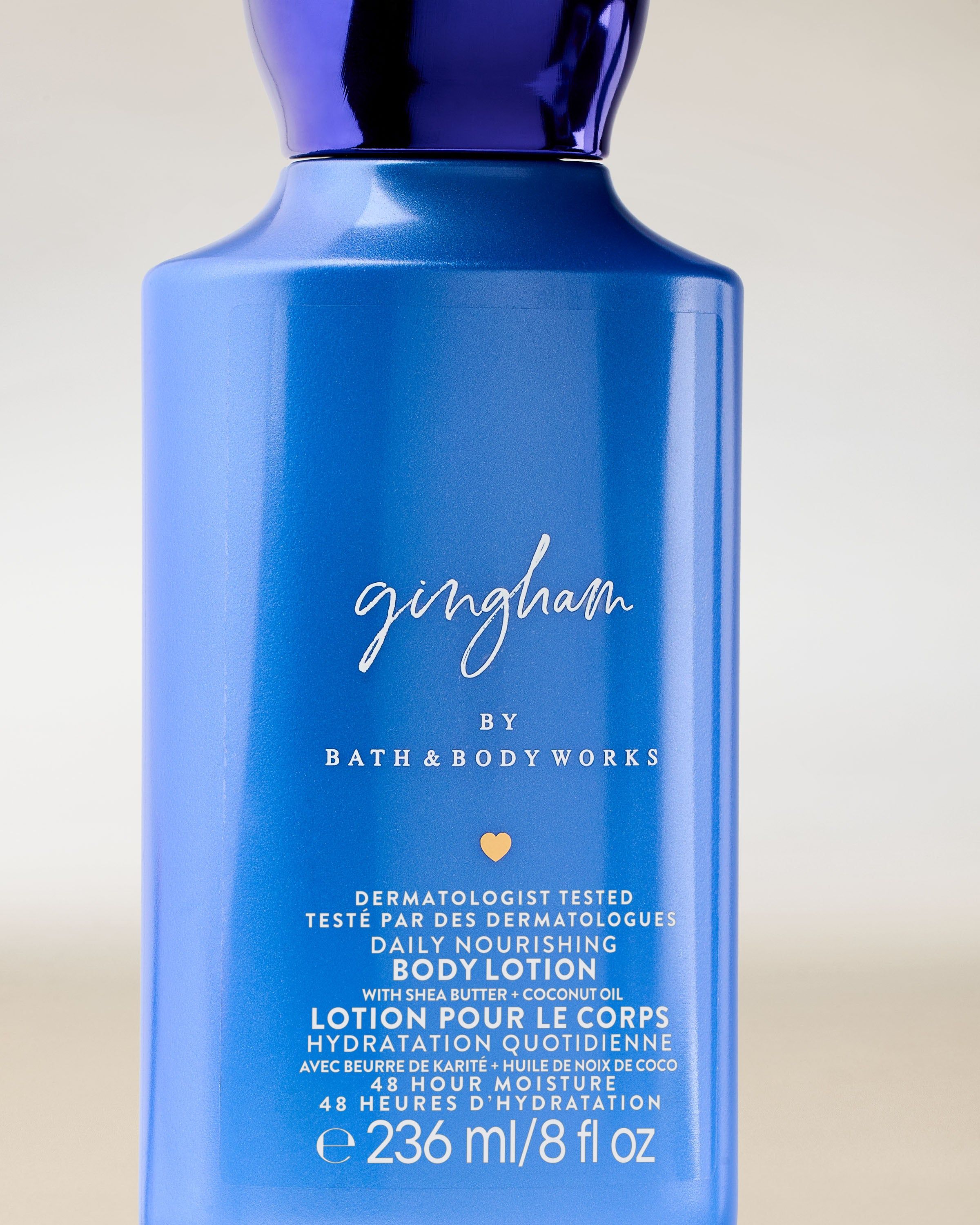 Tělové mléko Bath & Body Works Gingham 236 ml v modré lahvi s minimalistickým designem.