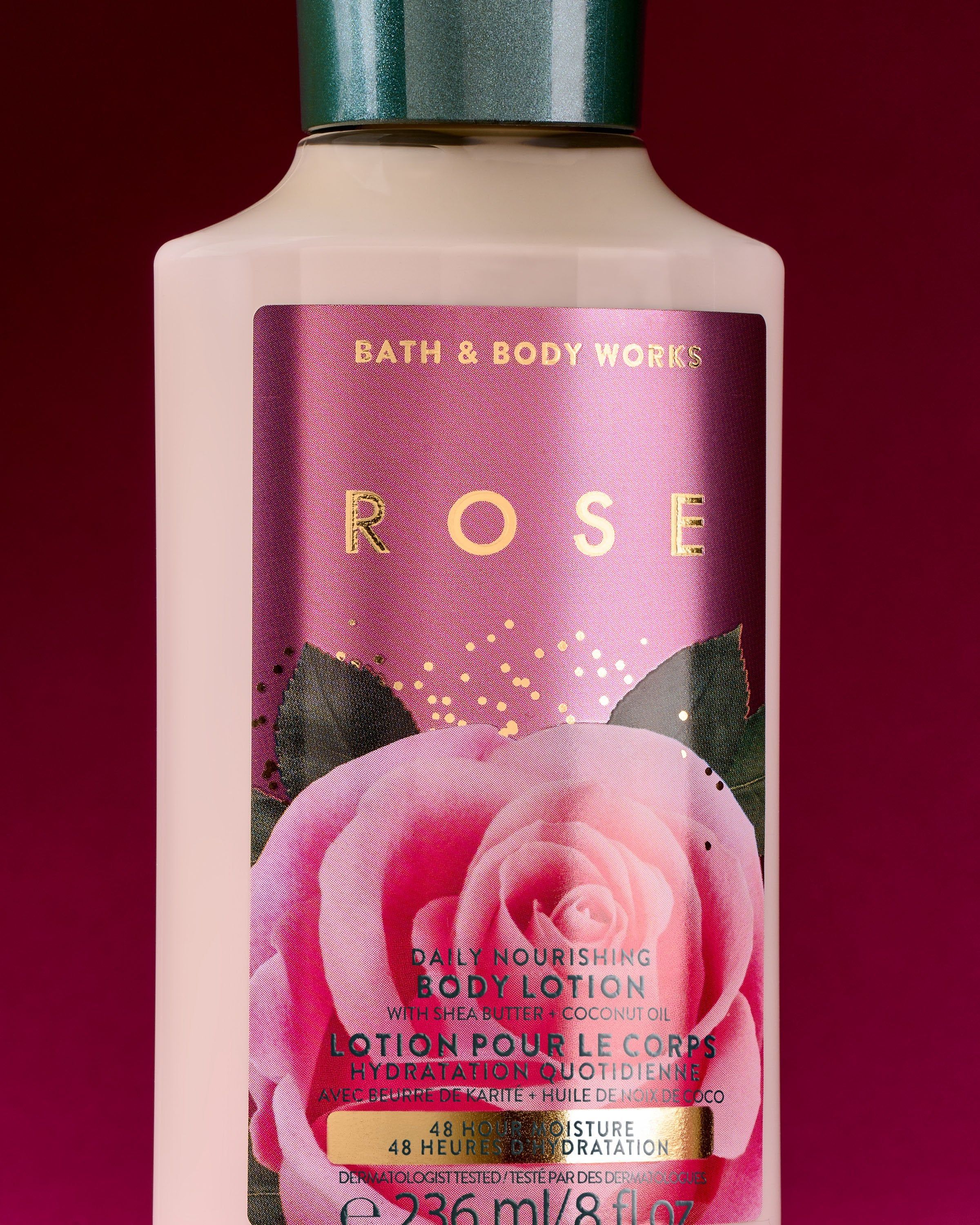 Bath & Body Works Rose – tělové mléko v krémové lahvi na vínovém pozadí.