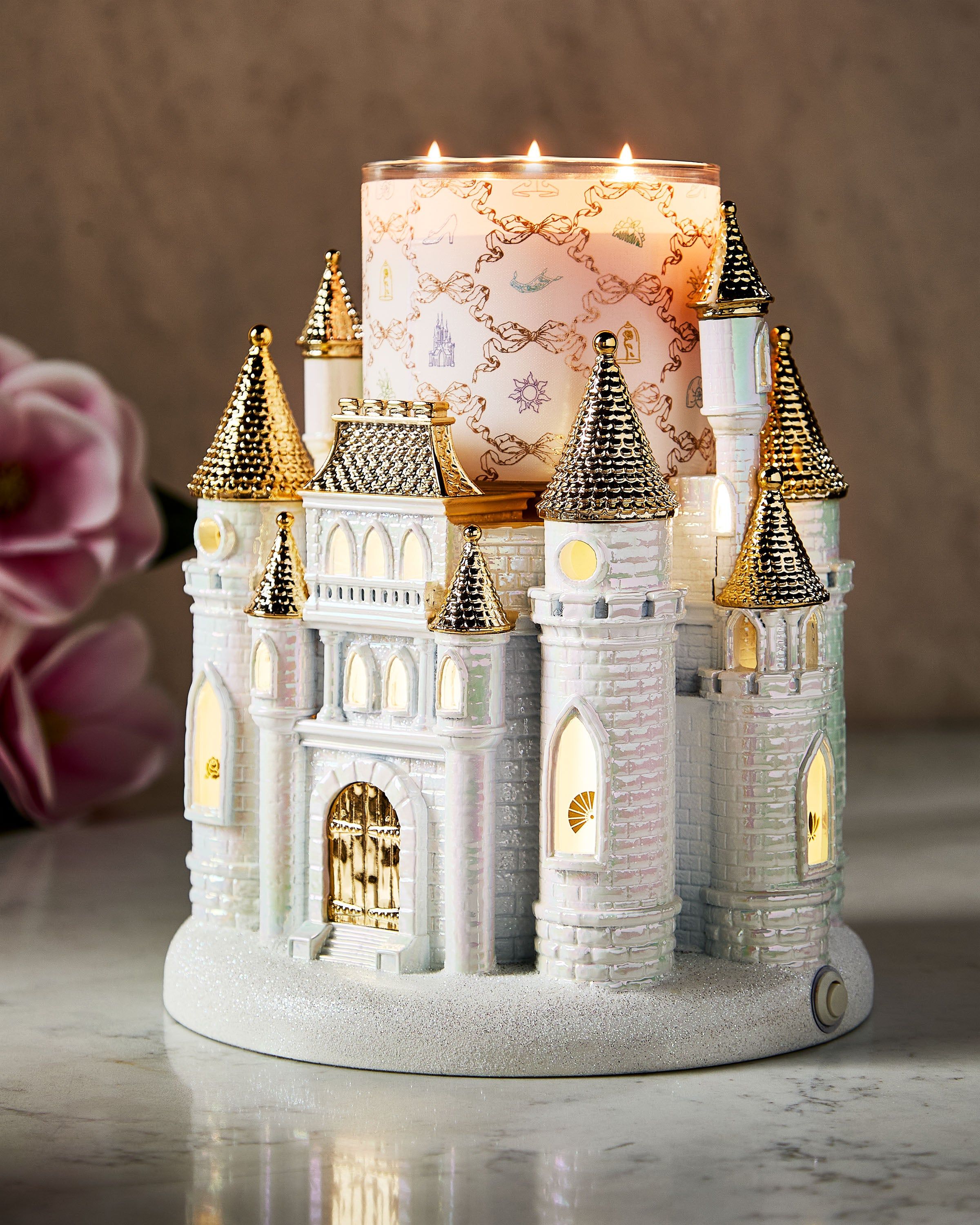 Stojánek na 3knotovou svíčku ve tvaru bílo‑zlatého hradu Disney Princess, působivá dekorace domova.