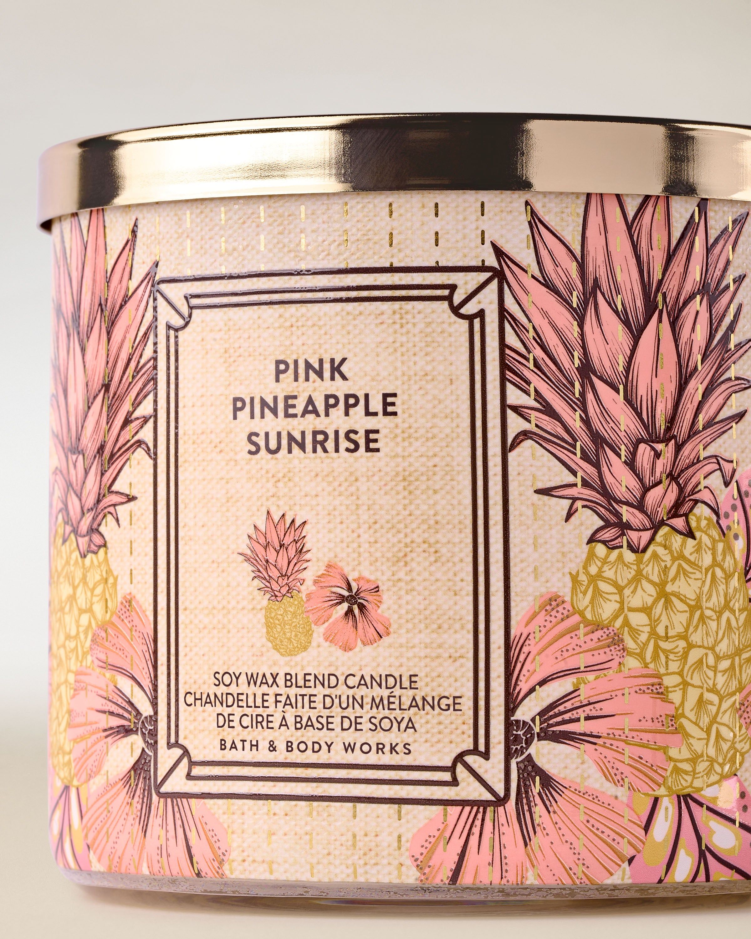 Tříknotová svíčka Bath & Body Works Pink Pineapple Sunrise s tropickou ananasovou etiketou.