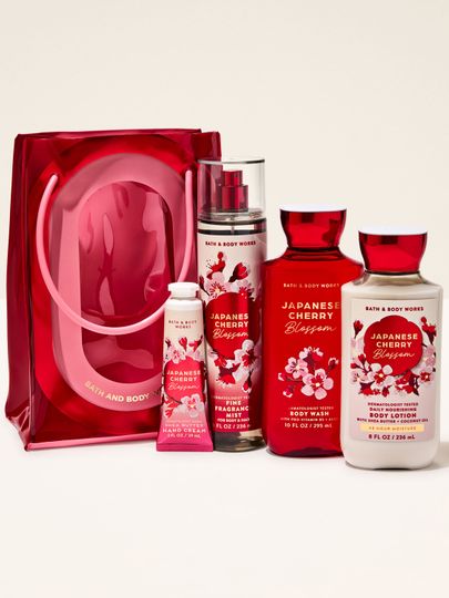 Set Japanese Cherry Blossom od Bath & Body Works – sprej, gel, mléko a krém v červeném designu.