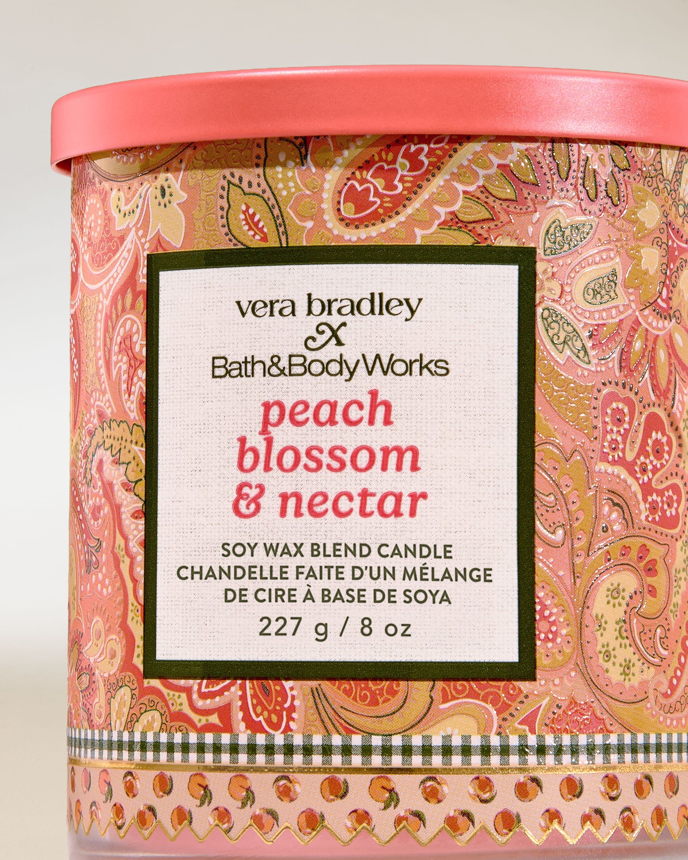 Bath & Body Works Peach Blossom & Nectar – vonná svíčka ze sójové voskové směsi v dekorovaném skle se zapáleným knotem.