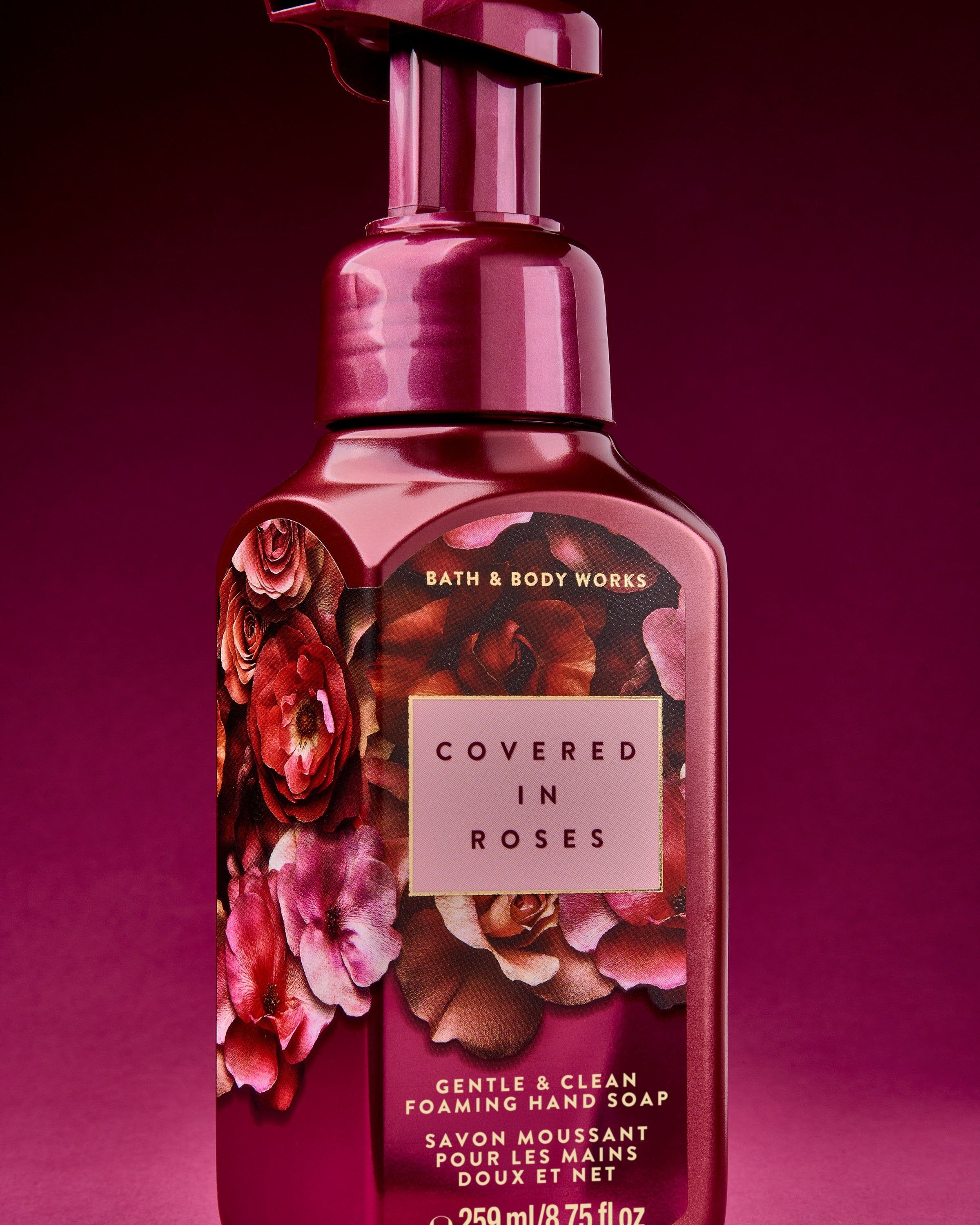 Bath & Body Works Covered in Roses – růžová pěnová mýdlová péče v elegantní bordó lahvi.