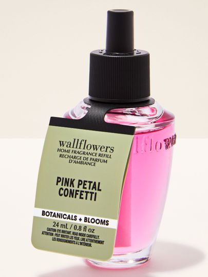 Náplň Wallflowers Pink Petal Confetti – růžová domácí vůně v elegantní lahvi Bath & Body Works.
