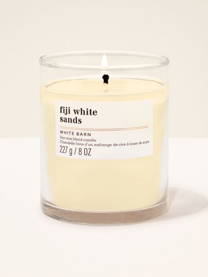 Svíčka Fiji White Sands White Barn s tropickou svěží vůní inspirovanou plážemi Fiji.