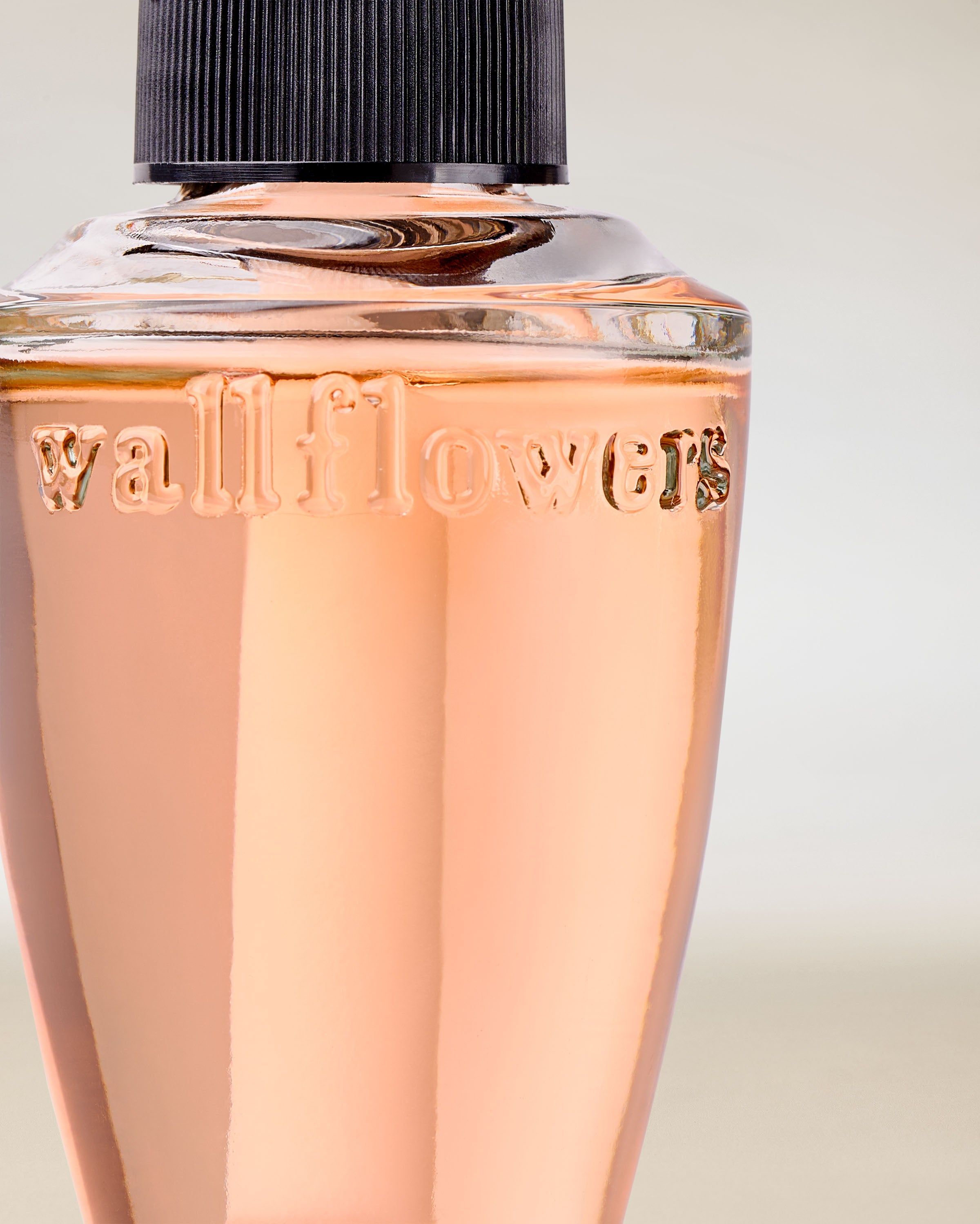 Náplň Wallflowers Melon Slice – růžový tón a svěží, jasná melounová vůně.