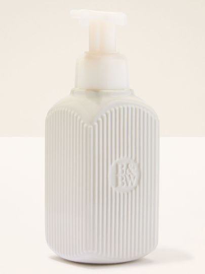 Dávkovač na mýdlo Bath & Body Works v bílé barvě s pumpičkou a reliéfním logem.