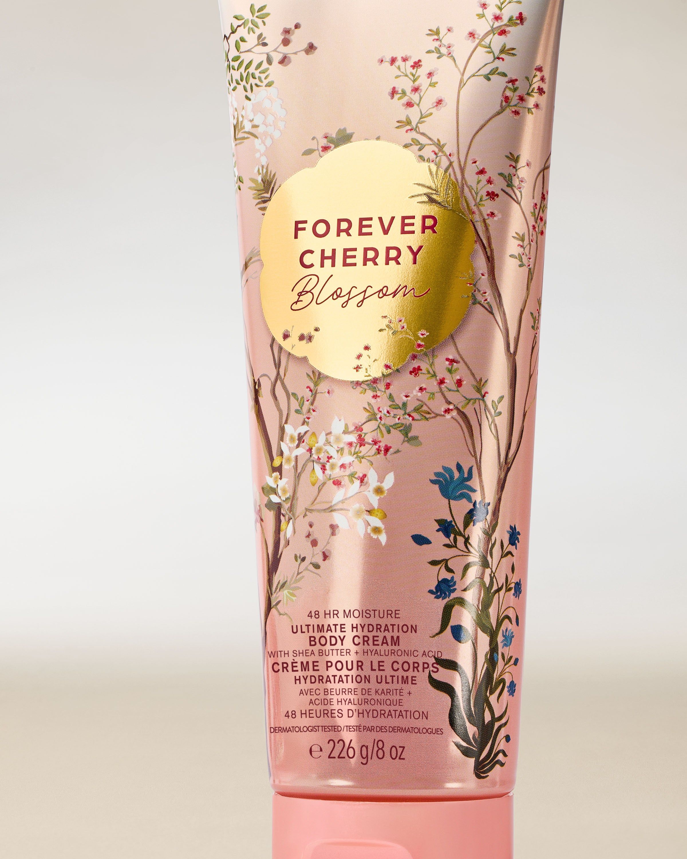 Tělový krém Bath & Body Works Forever Cherry Blossom 226 g ve světle růžové tubě s květinovým motivem.