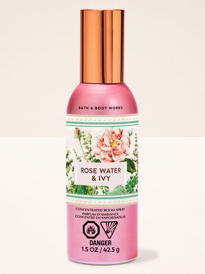Bath & Body Works Rose Water & Ivy – koncentrovaný pokojový sprej v růžovém flakonu s květinovým a rostlinným motivem.