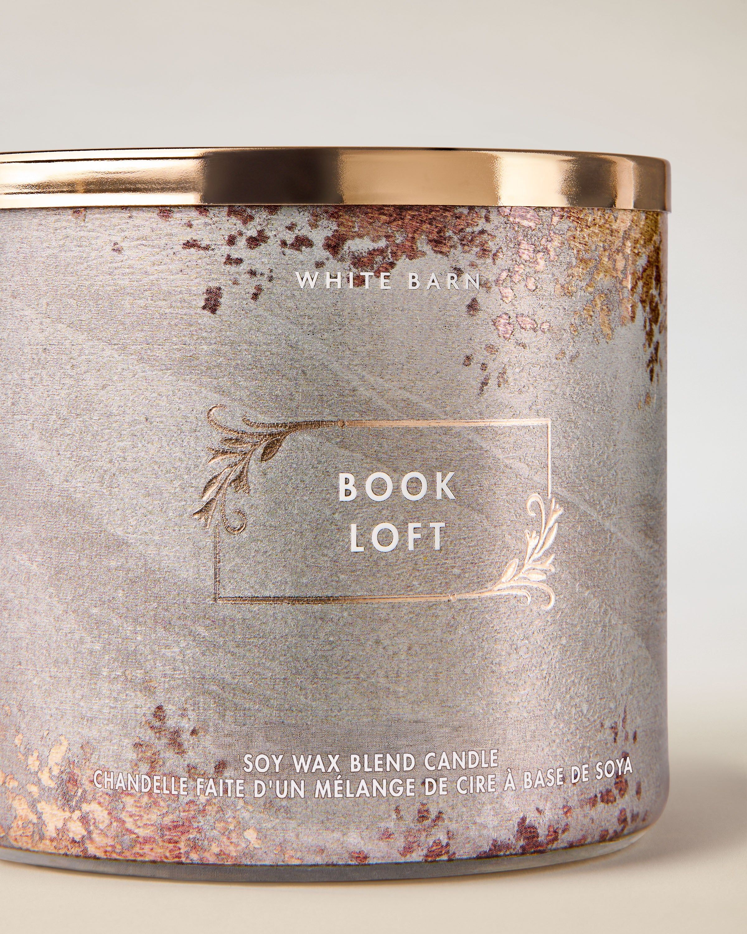Svíčka White Barn Book Loft – matné sklo s kovovým efektem a zlatým víčkem, elegantní design.