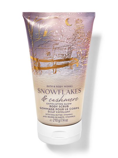 Złoty peeling do ciała z zimowym wzorem z domkami, ptakami i ośnieżonymi drzewami. Bath & Body Works.