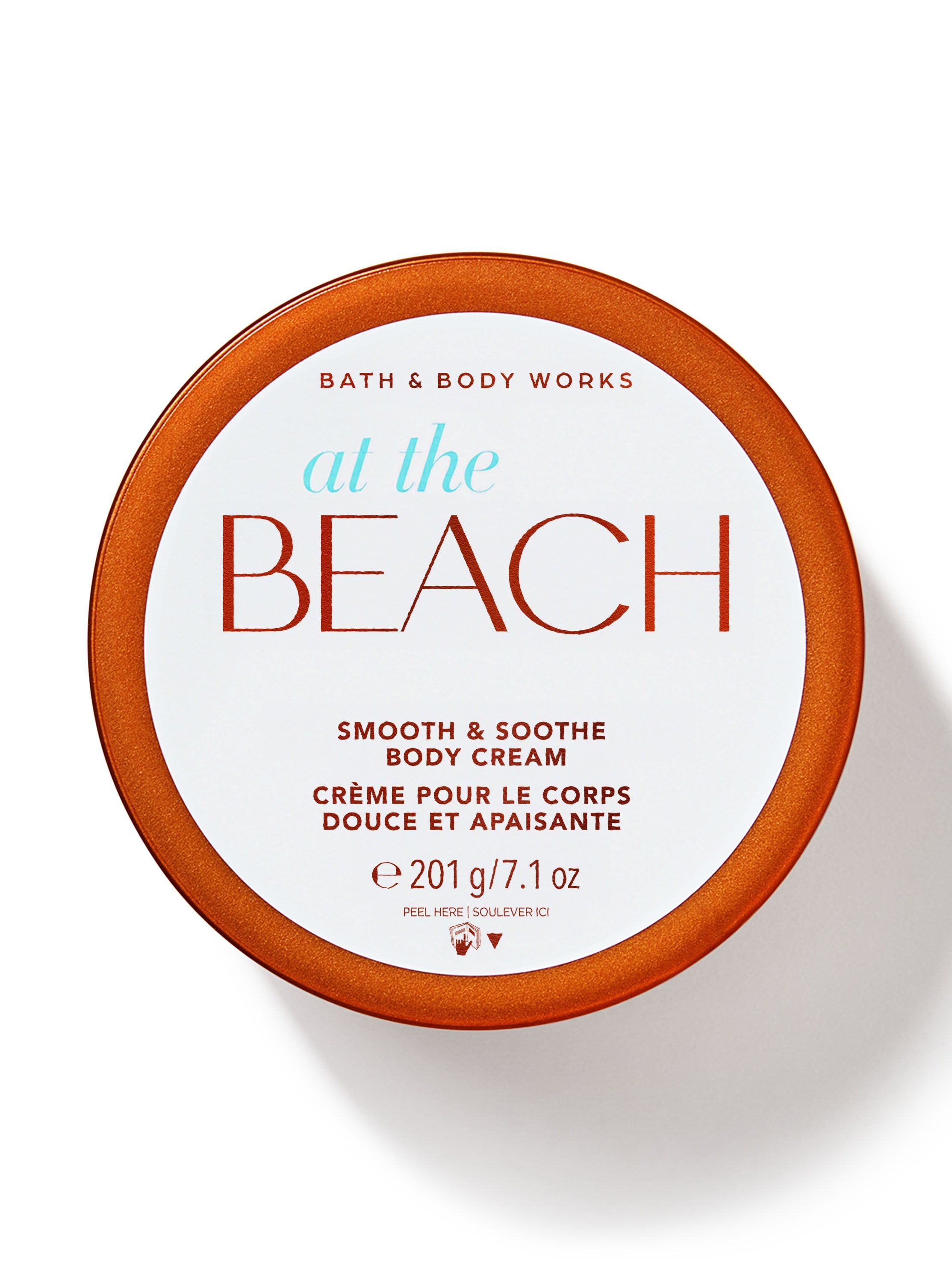 Tělový krém Bath&Body Works At the Beach. Kulatý kelímek v oranžovo-hnědé barvě s bílou etiketou s nápisy.