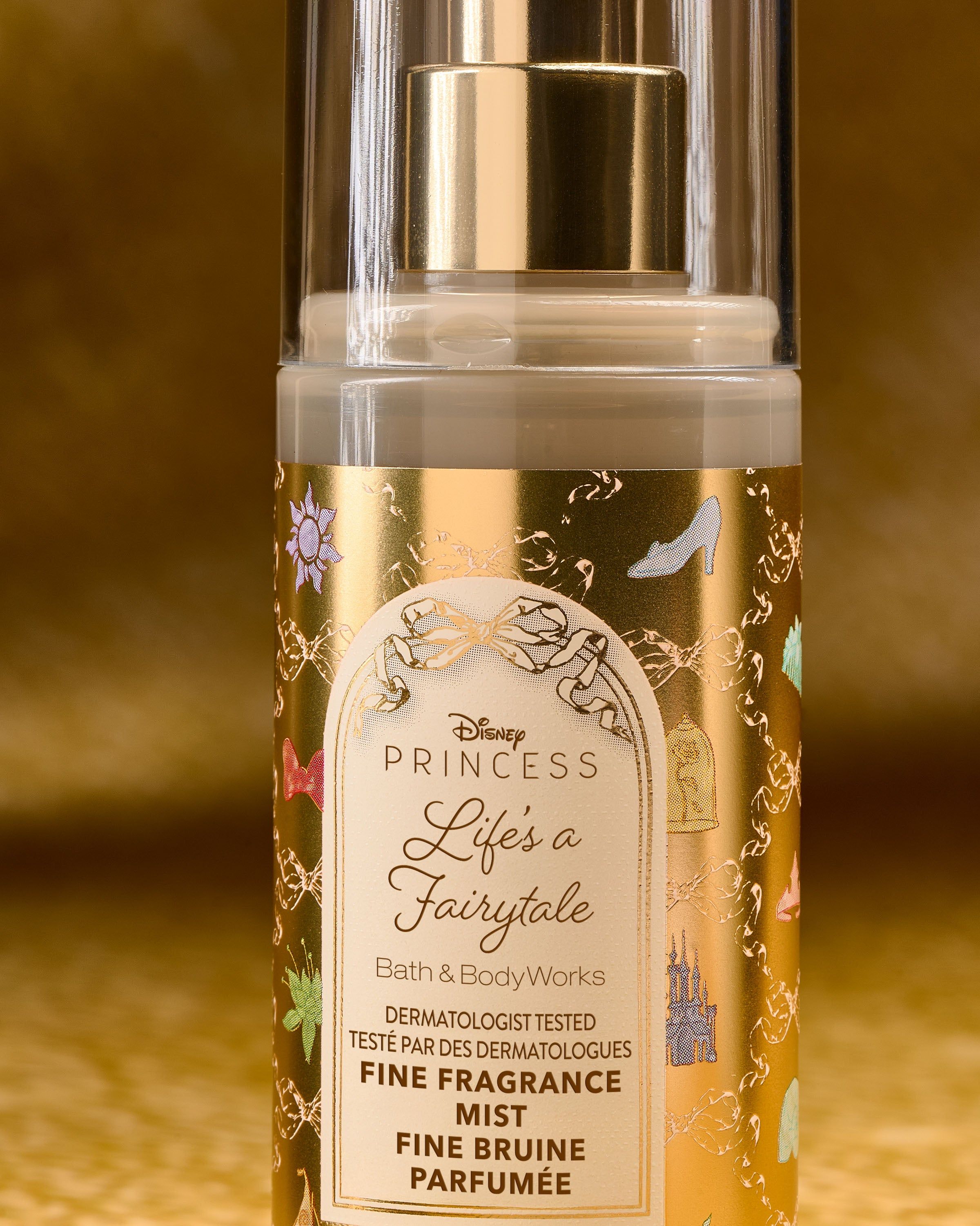 Mini voňavá mlha Life’s a Fairytale od Bath & Body Works ve zlatém lesklém flakonu s motivy princezen.