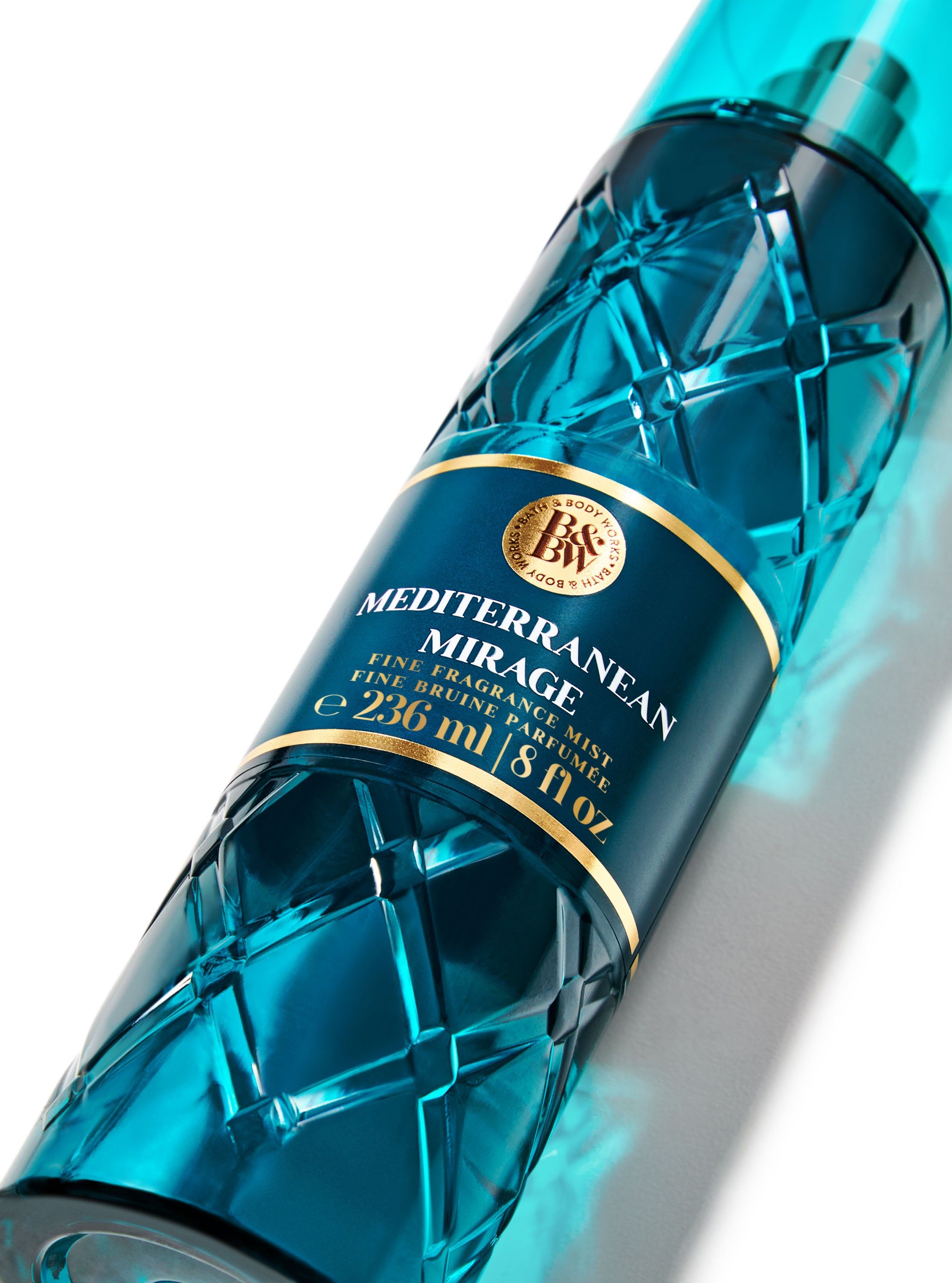 Detail tyrkysové lahvičky mlhy Bath & Body Works Mediterranean Mirage (236 ml) s tmavě modrým štítkem.