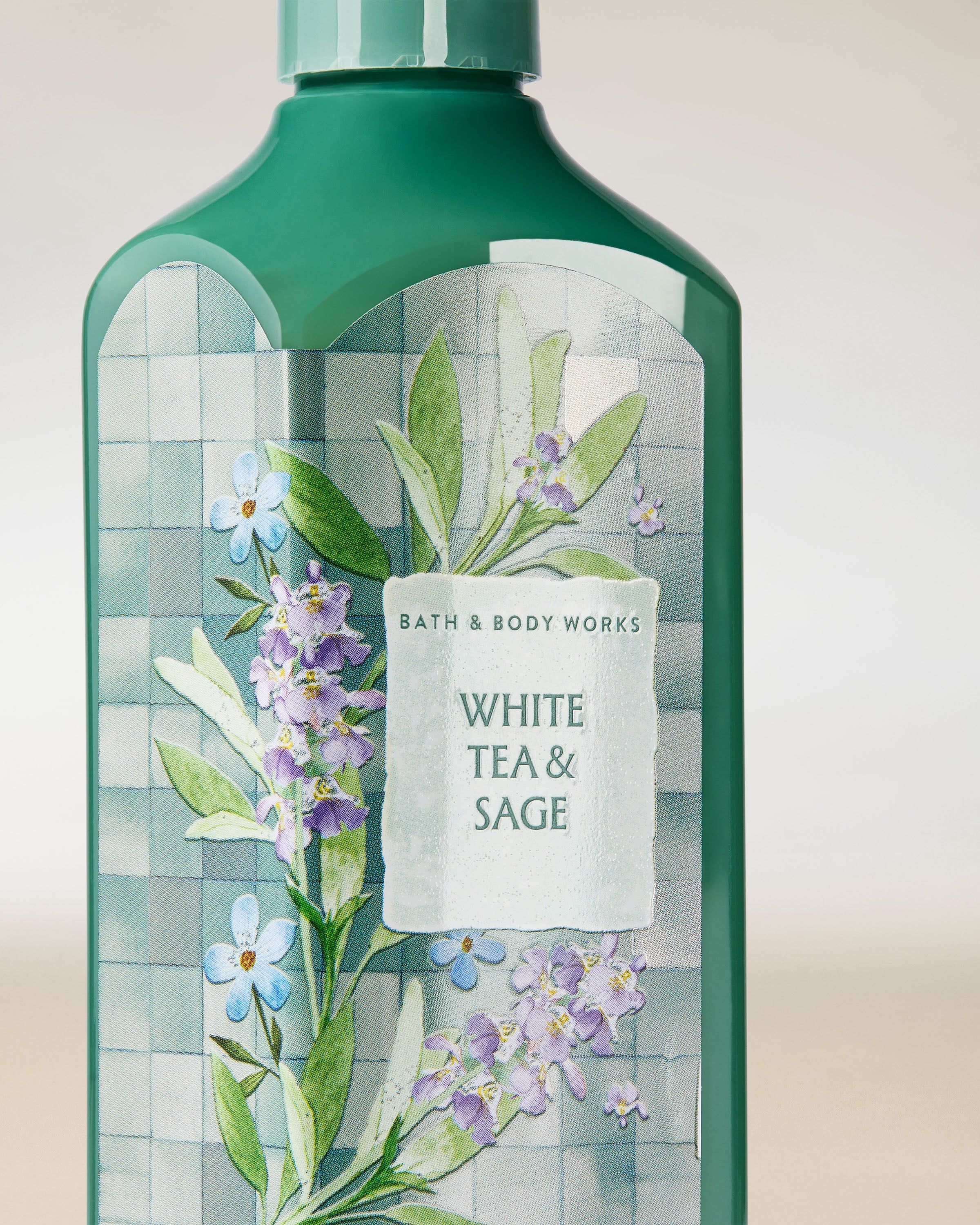 Gel na mytí rukou Bath & Body Works White Tea & Sage 236 ml v zelené lahvi s rostlinným motivem.