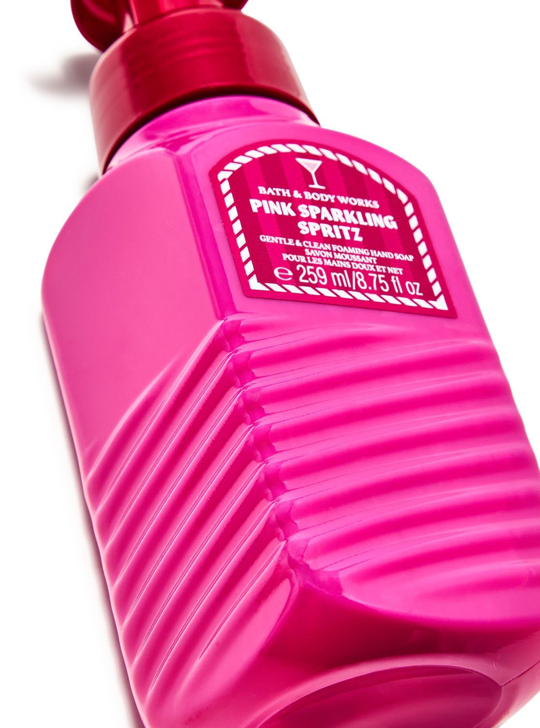Mydło do rąk w piance Pink Sparkling Spritz w różowej, fakturowanej butelce z etykietą z kieliszkiem do koktajlu. Bath&Body Works.