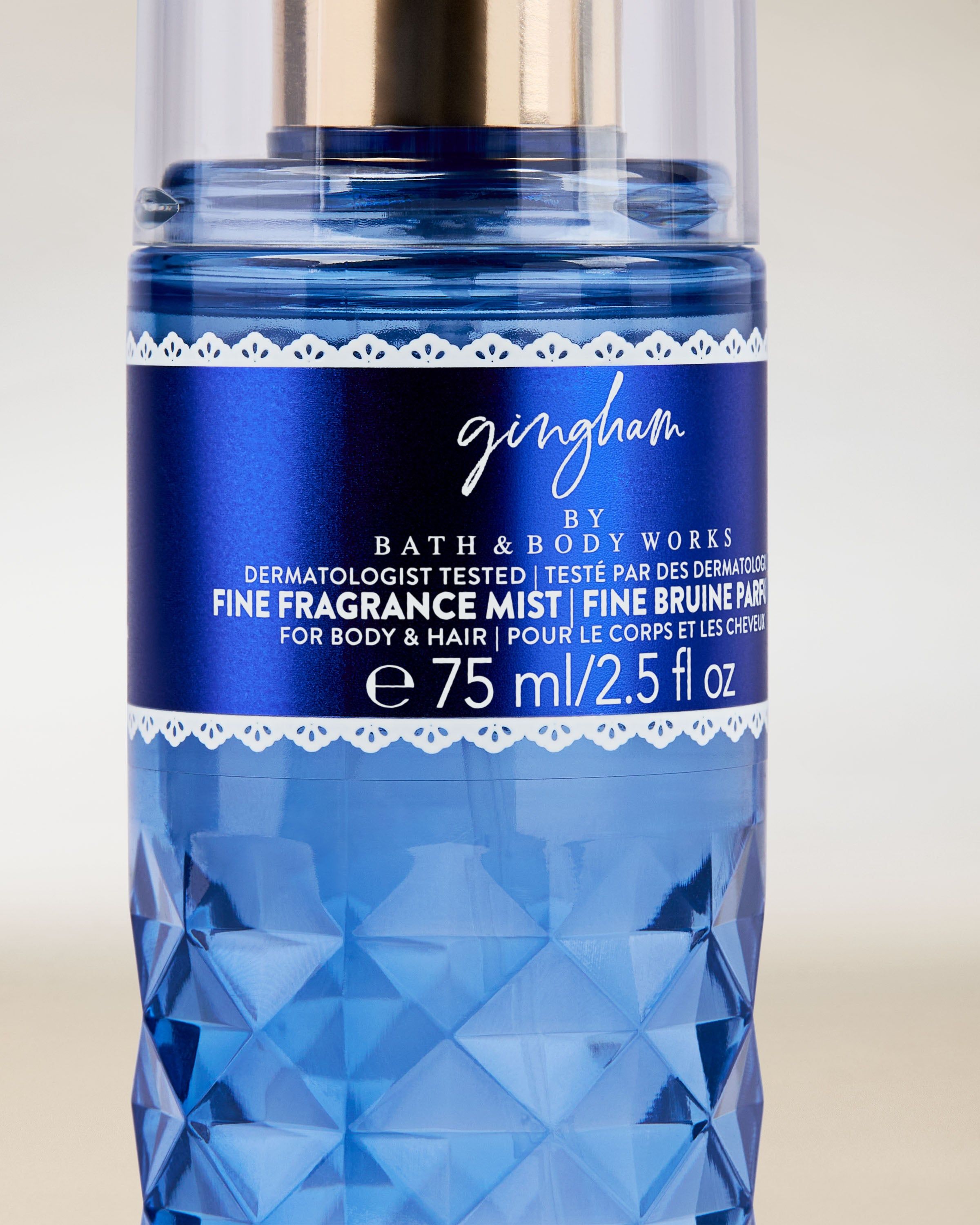 Vonná mlha Bath & Body Works Gingham 75 ml v modrém flakonu s rozprašovačem (mini).