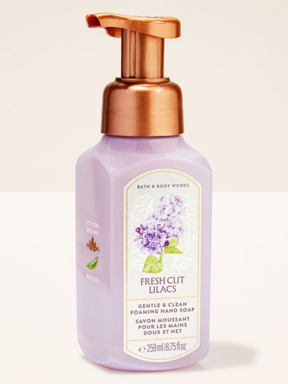 Pěnové mýdlo na ruce Bath & Body Works Fresh Cut Lilacs 259 ml ve světle fialové lahvi s pumpičkou.