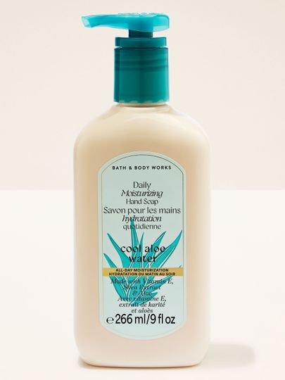 Hydratační mýdlo na ruce Cool Aloe Water Bath & Body Works v krémové lahvi s tyrkysovou pumpou.