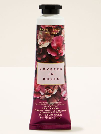Krém na ruce Covered in Roses Bath & Body Works v elegantní tmavé tubě s růžovým motivem