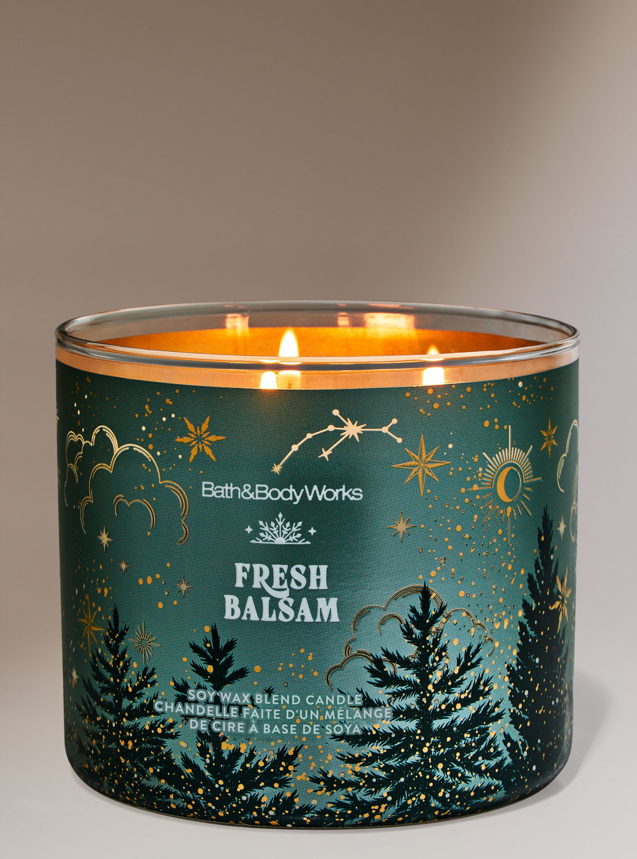 Vonná svíčka Fresh Balsam Bath & Body Works s motivem jehličnatých stromů a hvězd