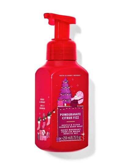 Mydło do rąk w piance Pomegranate Citrus Fizz, w czerwonej butelce z bajkowym wzorem choinki i kotka. Bath&Body Works.