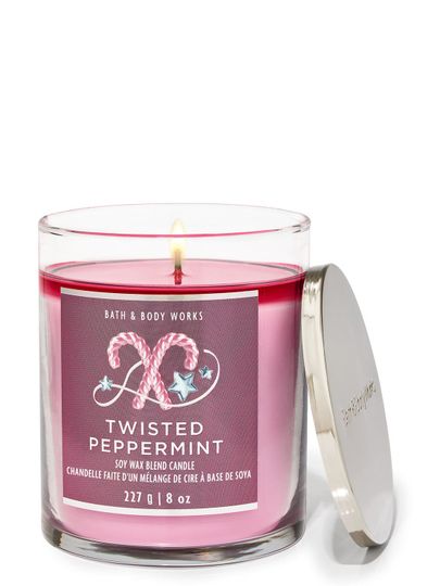 Świeca zapachowa „Twisted Peppermint” z etykietą przedstawiającą skręcone laski cukrowe, Bath & Body Works.