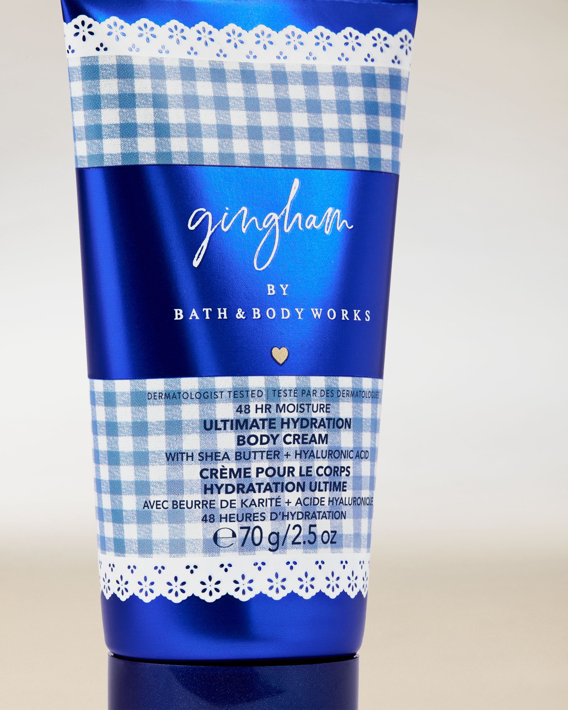 Tělový krém Bath & Body Works Gingham 70 g v modré tubě s klasickým gingham vzorem.
