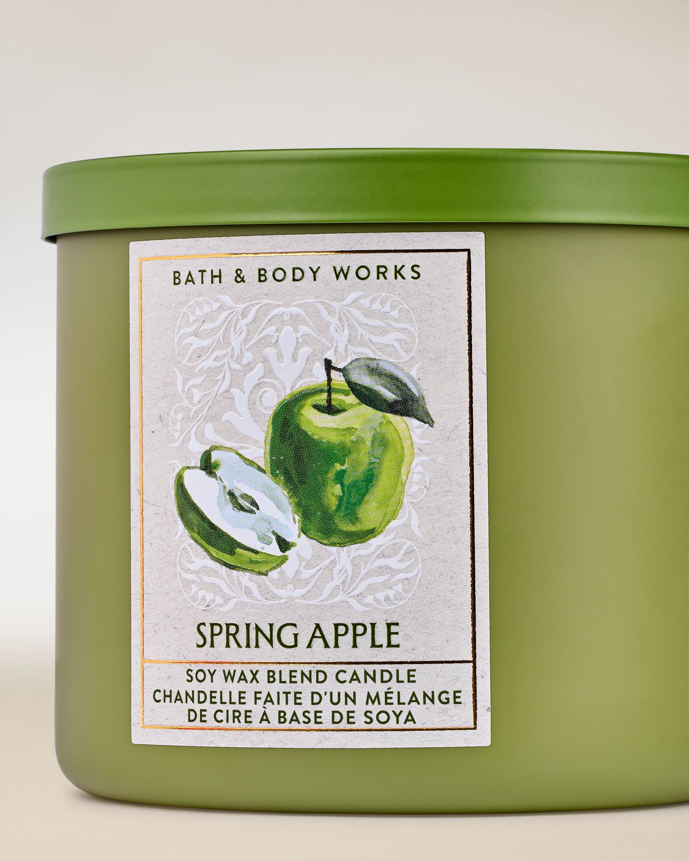 Bath & Body Works Spring Apple – vonná svíčka ze sójové voskové směsi v zeleném skle s motivem jablka.