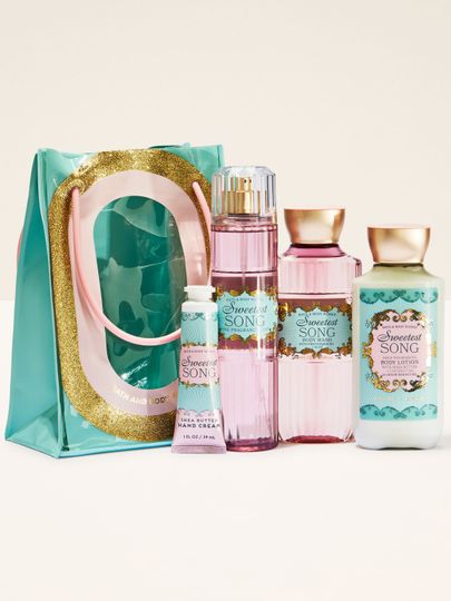 Dárková sada Bath & Body Works Sweetest Song s mlhou, sprchovým gelem, tělovým mlékem a krémem na ruce v ozdobné tašce.