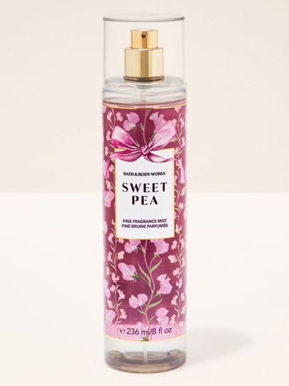 Vonná mlha Sweet Pea od Bath & Body Works v růžové lahvičce s rozprašovačem a dekorativní květinovou etiketou.