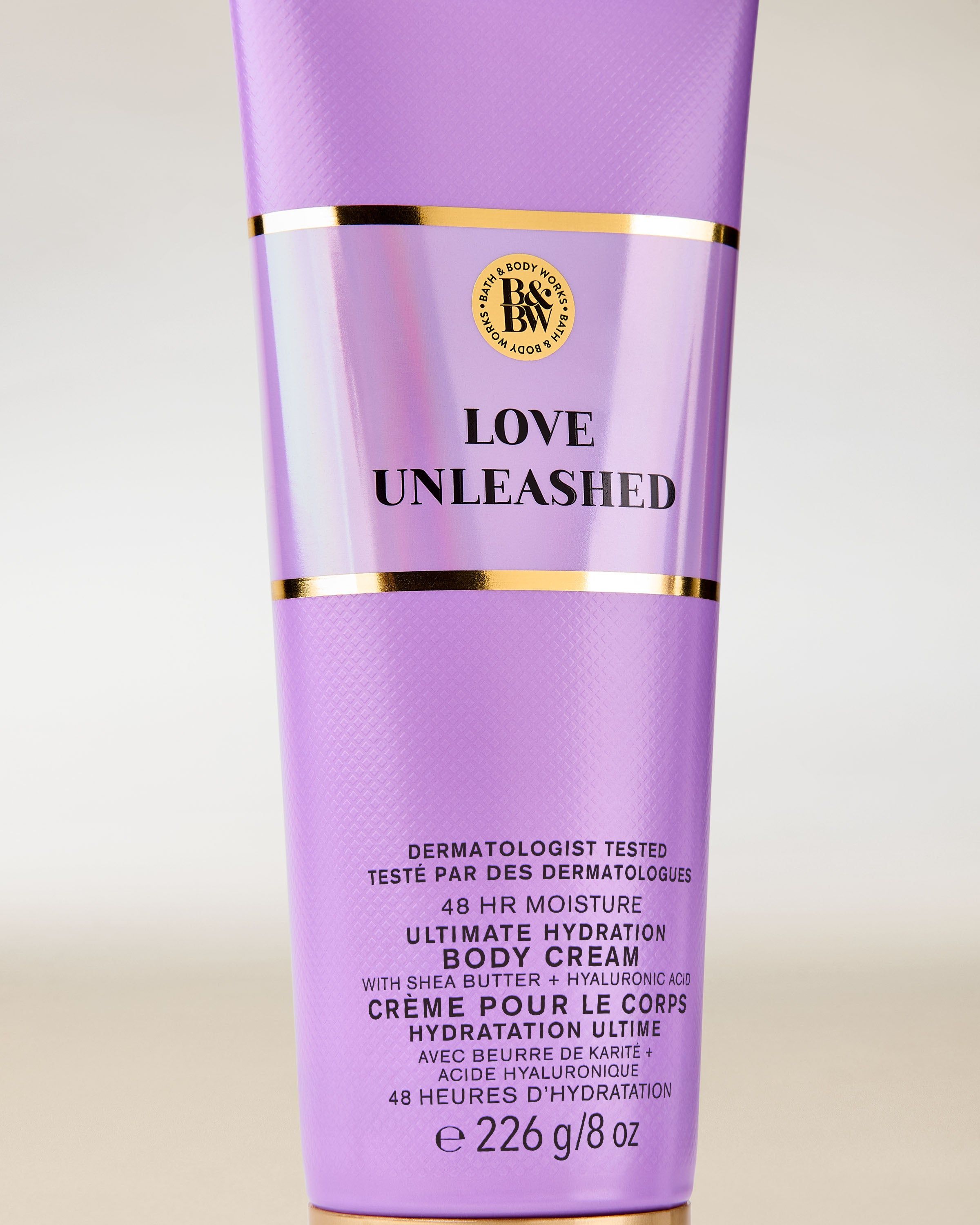 Love Unleashed Bath & Body Works – tělový krém v lesklé levandulové tubě s 48h hydratací.