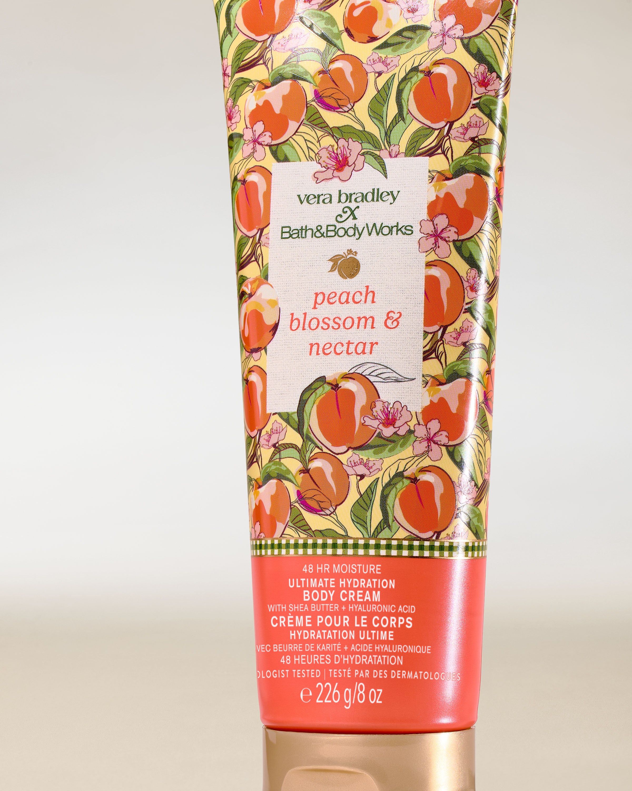 Bath & Body Works Peach Blossom & Nectar – tělový krém v tubě s dekorativním broskvově‑květinovým motivem.