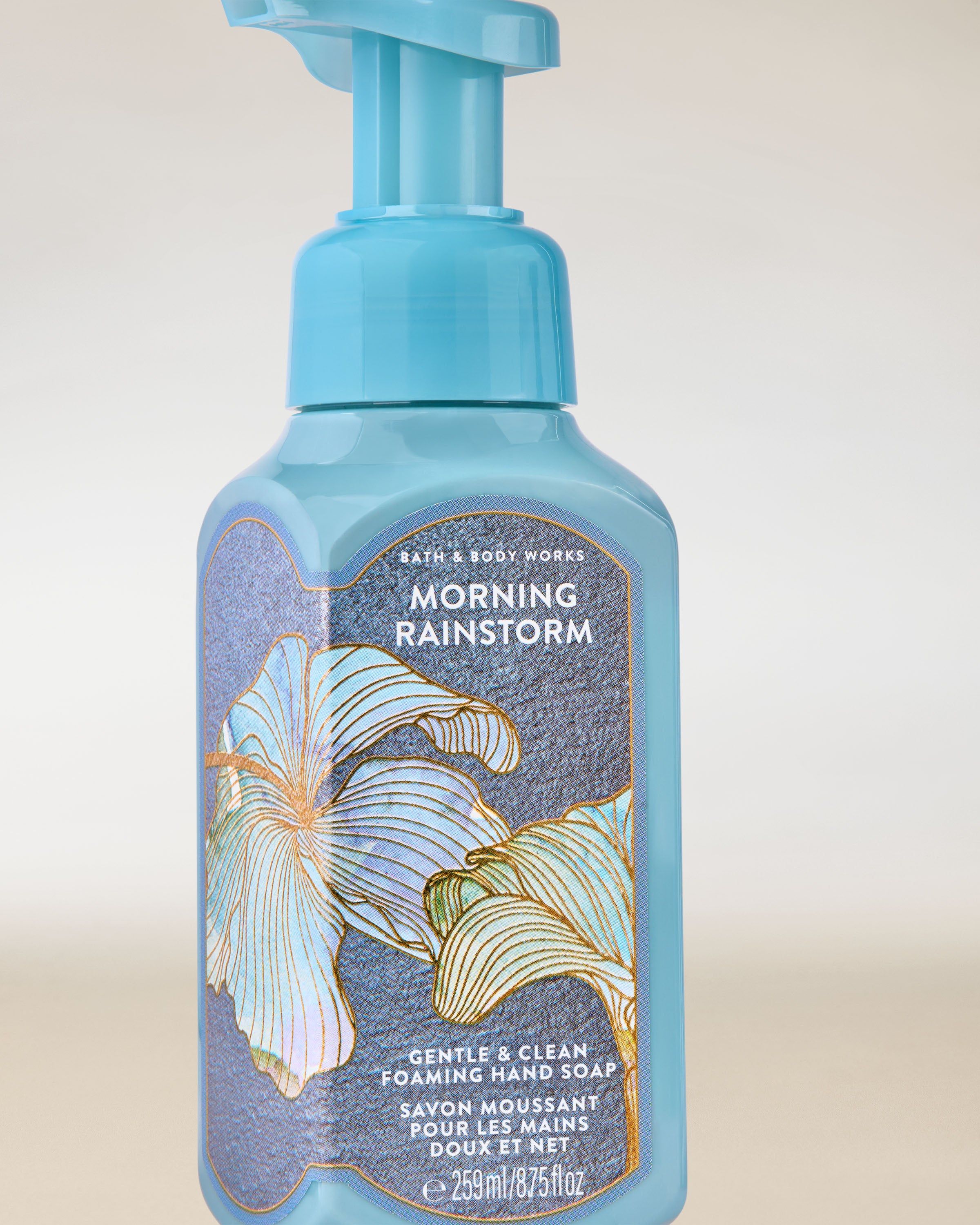 Pěna na ruce Bath & Body Works „Morning Rainstorm” — tyrkysová láhev s rostlinným zlatým motivem.