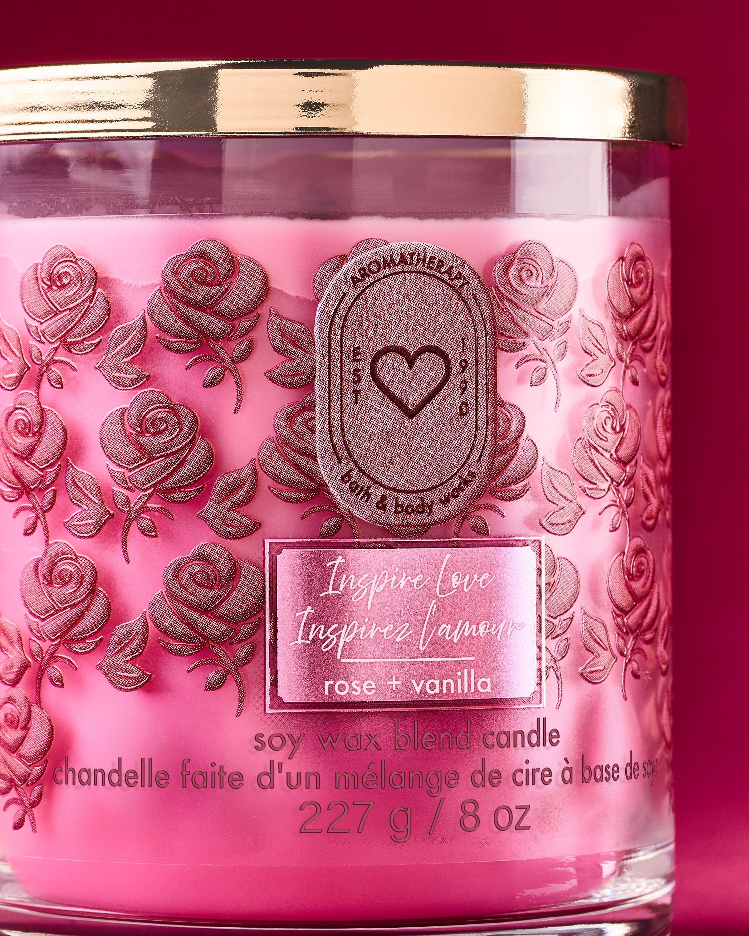 Bath & Body Works Rose + Vanilla – svíčka 227 g v růžovém skle s reliéfními růžemi a zlatým víčkem, Aromatherapy.