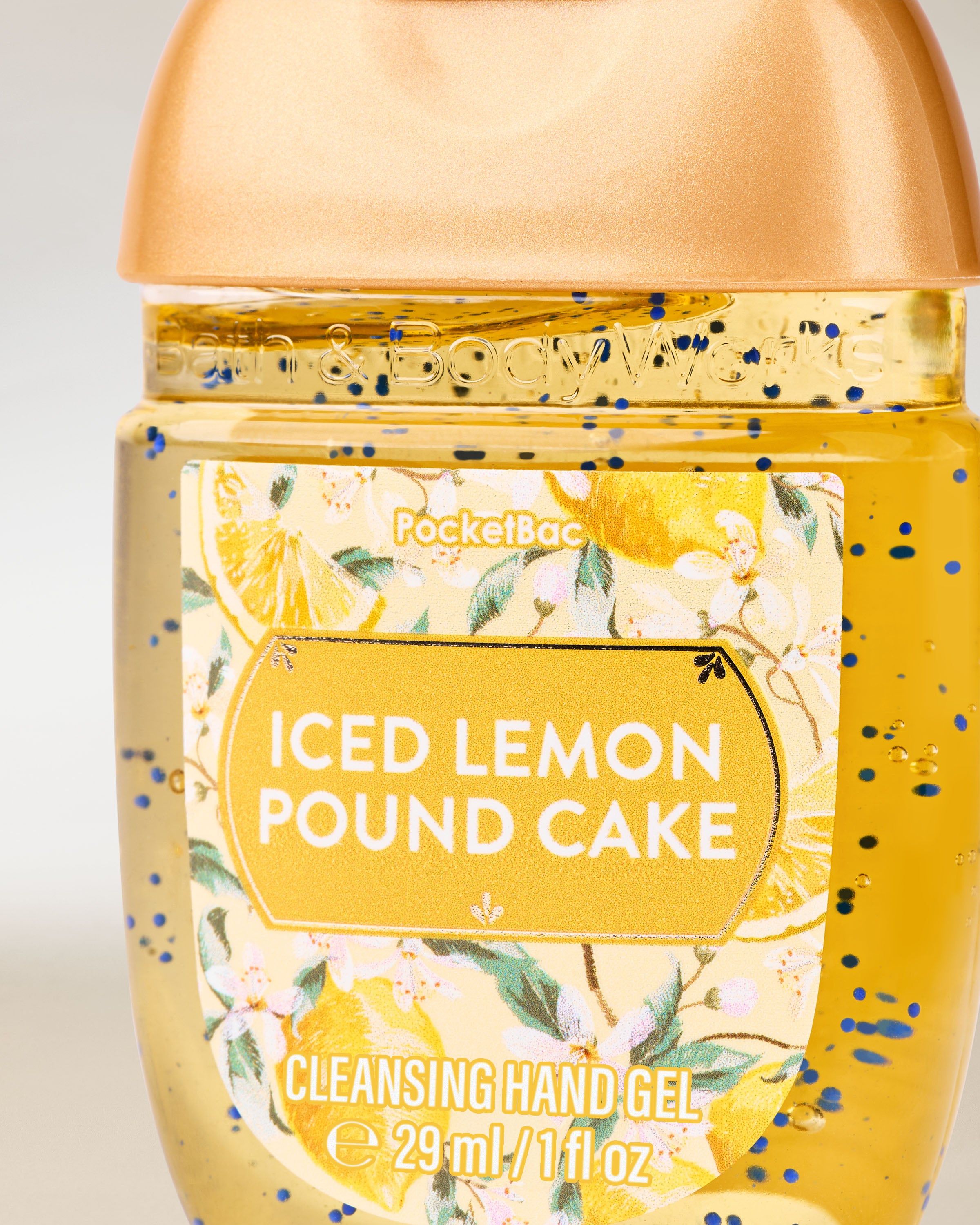 Čisticí gel na ruce Iced Lemon Pound Cake v kompaktním balení, vhodný pro rychlé osvěžení během dne.