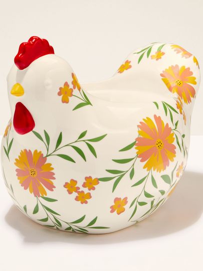 Dekorativní podstavec na tříknotovou svíčku Bath & Body Works ve tvaru slepice s květinovým vzorem.