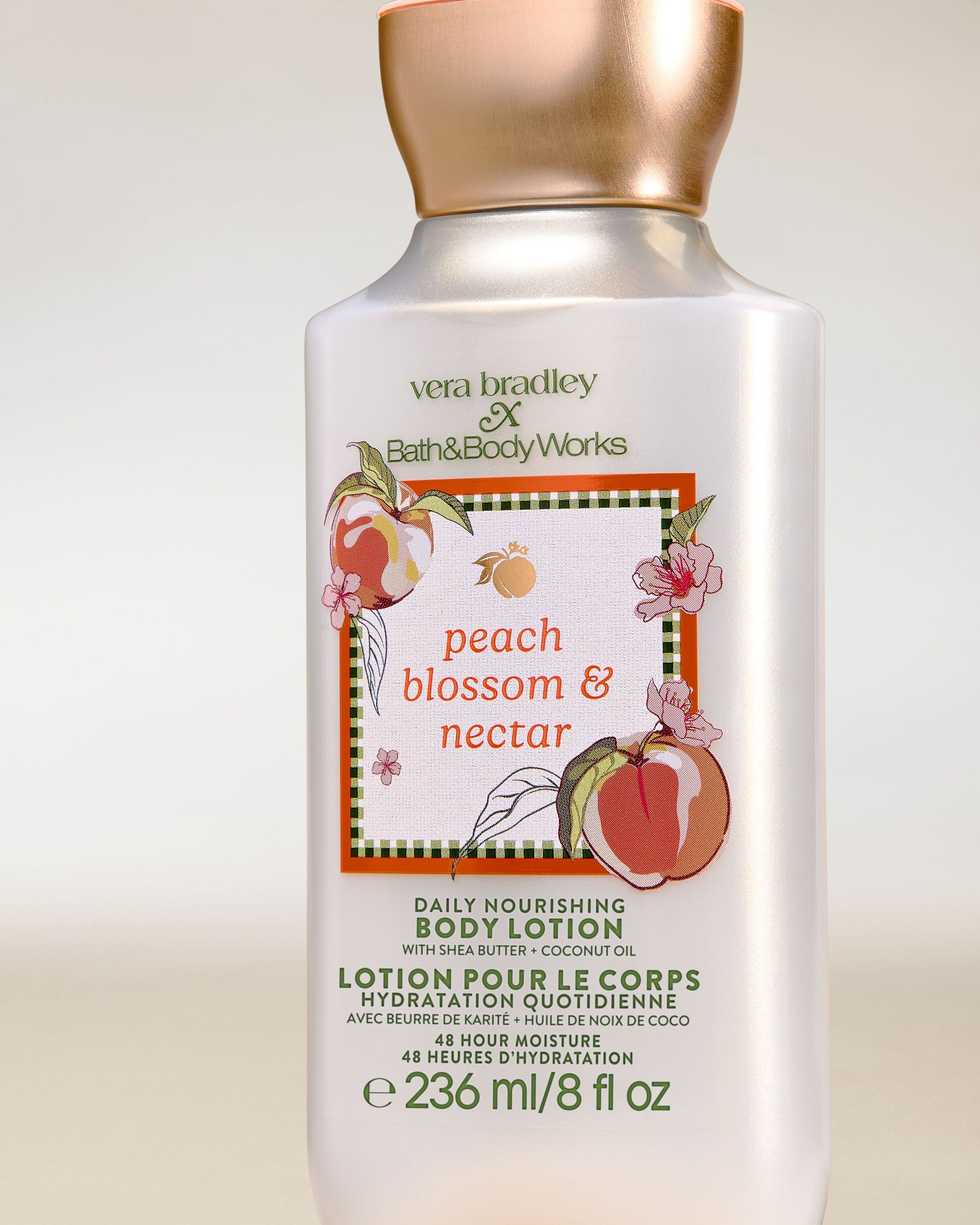 Bath & Body Works Peach Blossom & Nectar – tělové mléko ve světlém flakonu s broskvově‑květinovým štítkem.