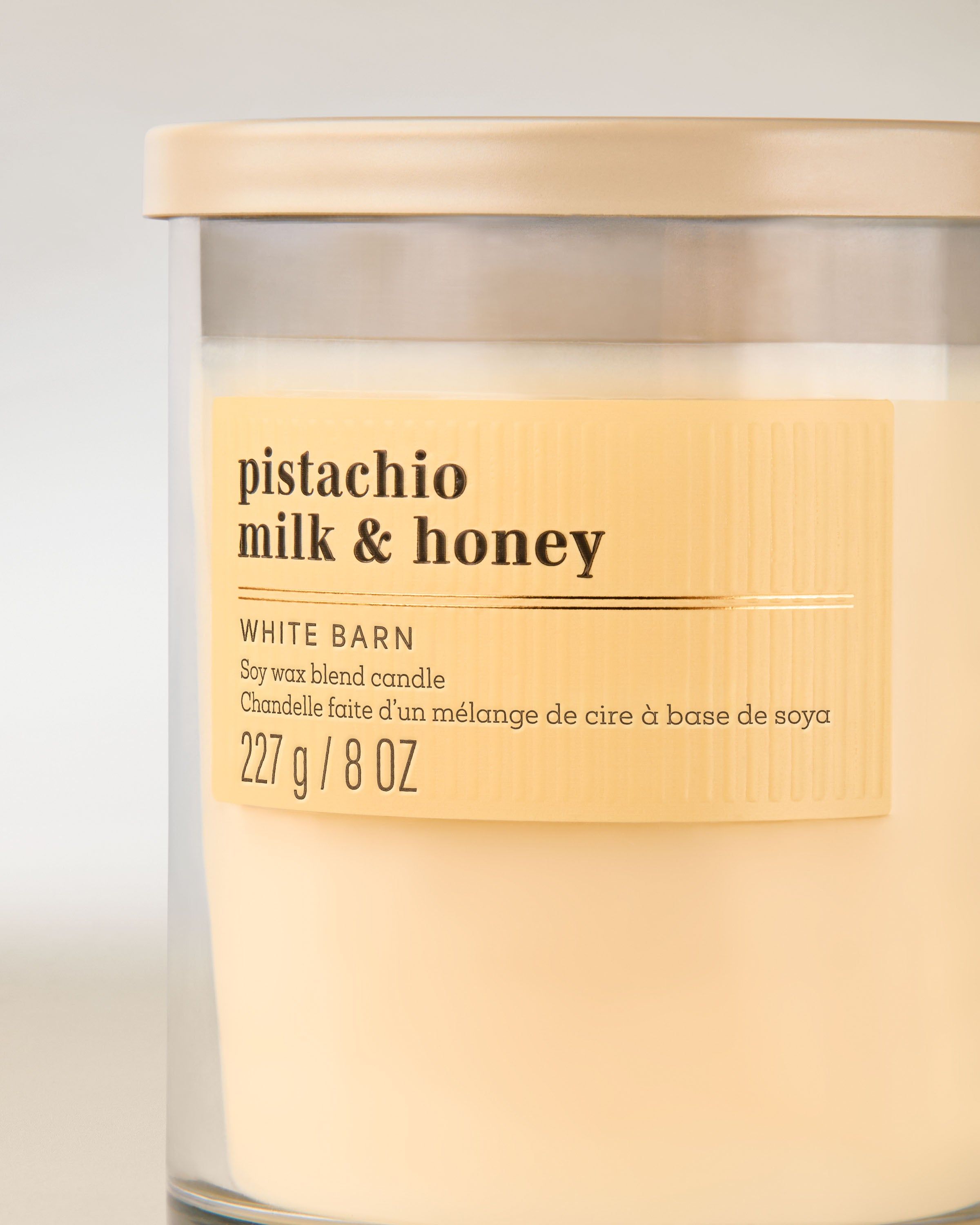 Svíčka Pistachio Milk & Honey White Barn s krémovou vůní pistácií a medu.
