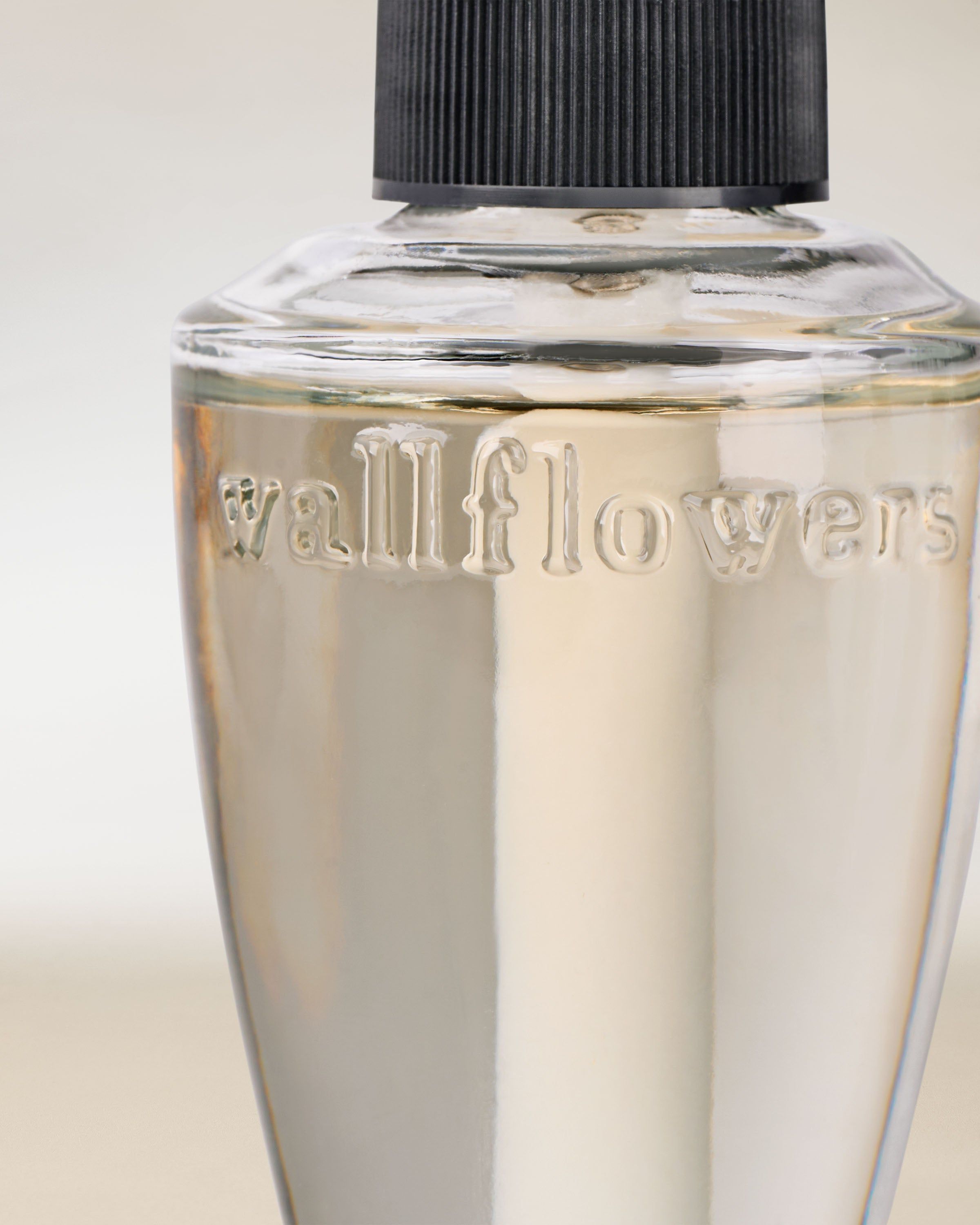 Bath & Body Works Wallflowers – světlá náplň s reliéfním logem v elegantní minimalistické lahvičce.