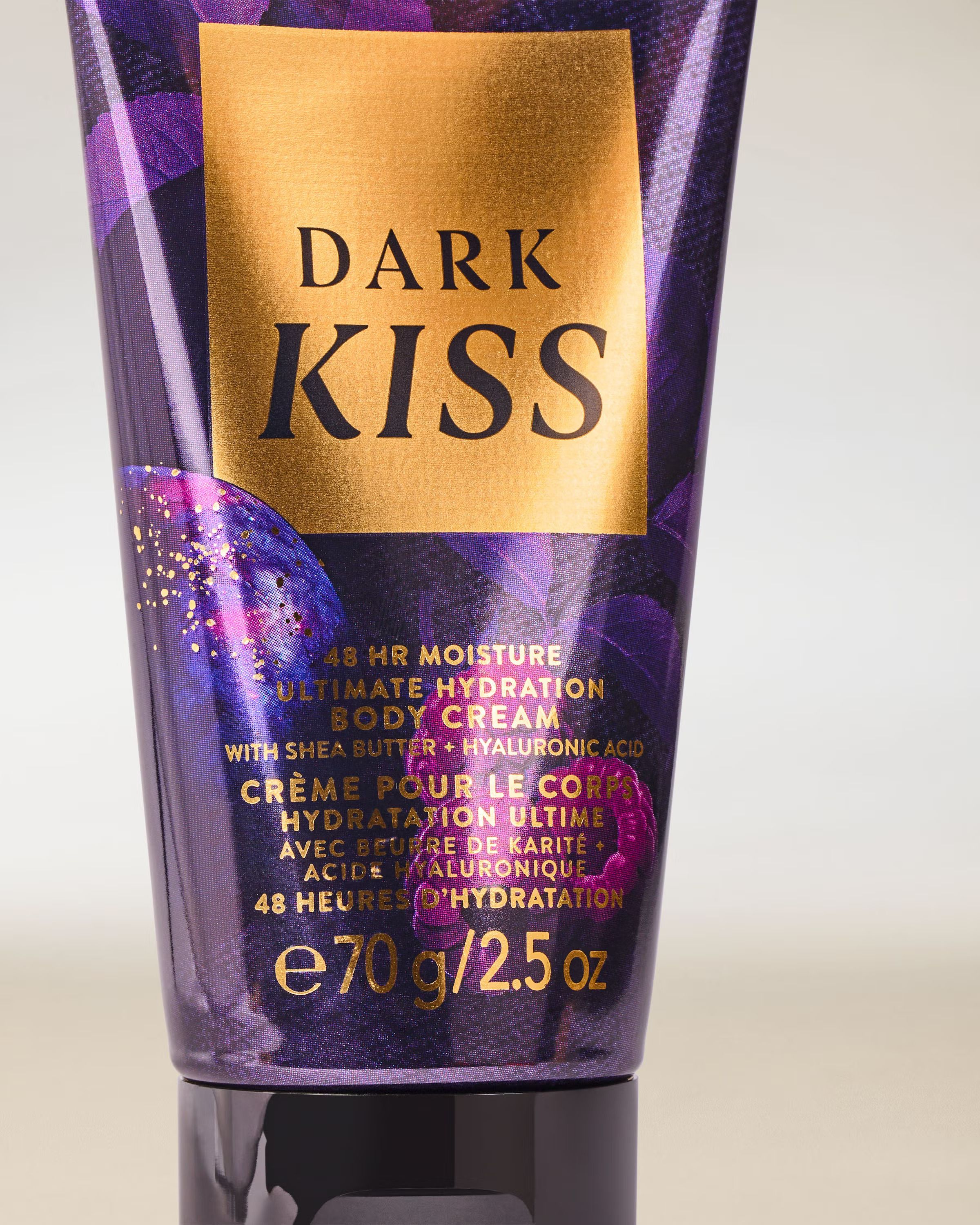 Tělový krém Dark Kiss Bath & Body Works – smyslná, intenzivní vůně v elegantní fialovo‑zlaté tubě.
