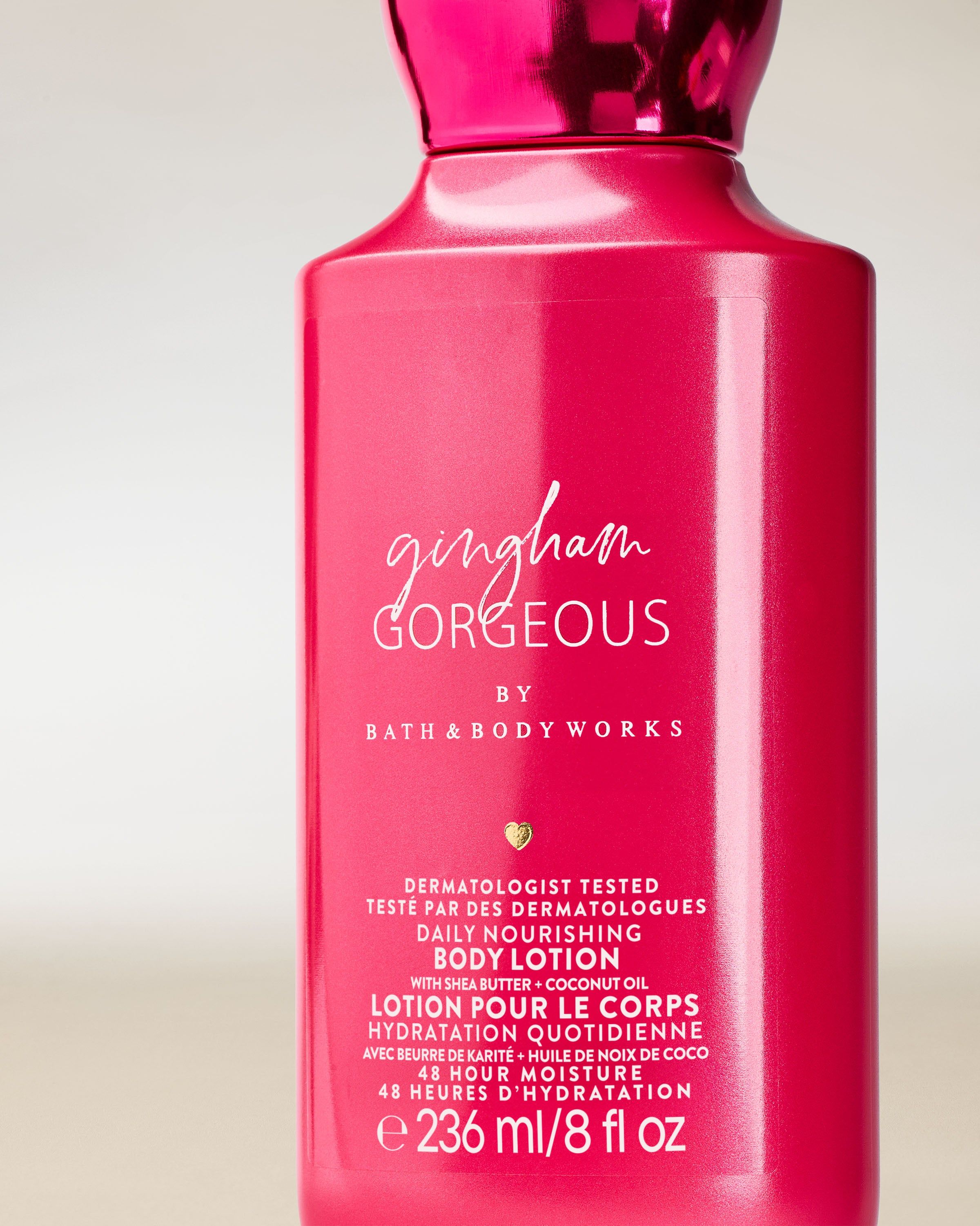Tělové mléko Bath & Body Works Gingham Gorgeous 236 ml v růžové lahvi s minimalistickým štítkem.