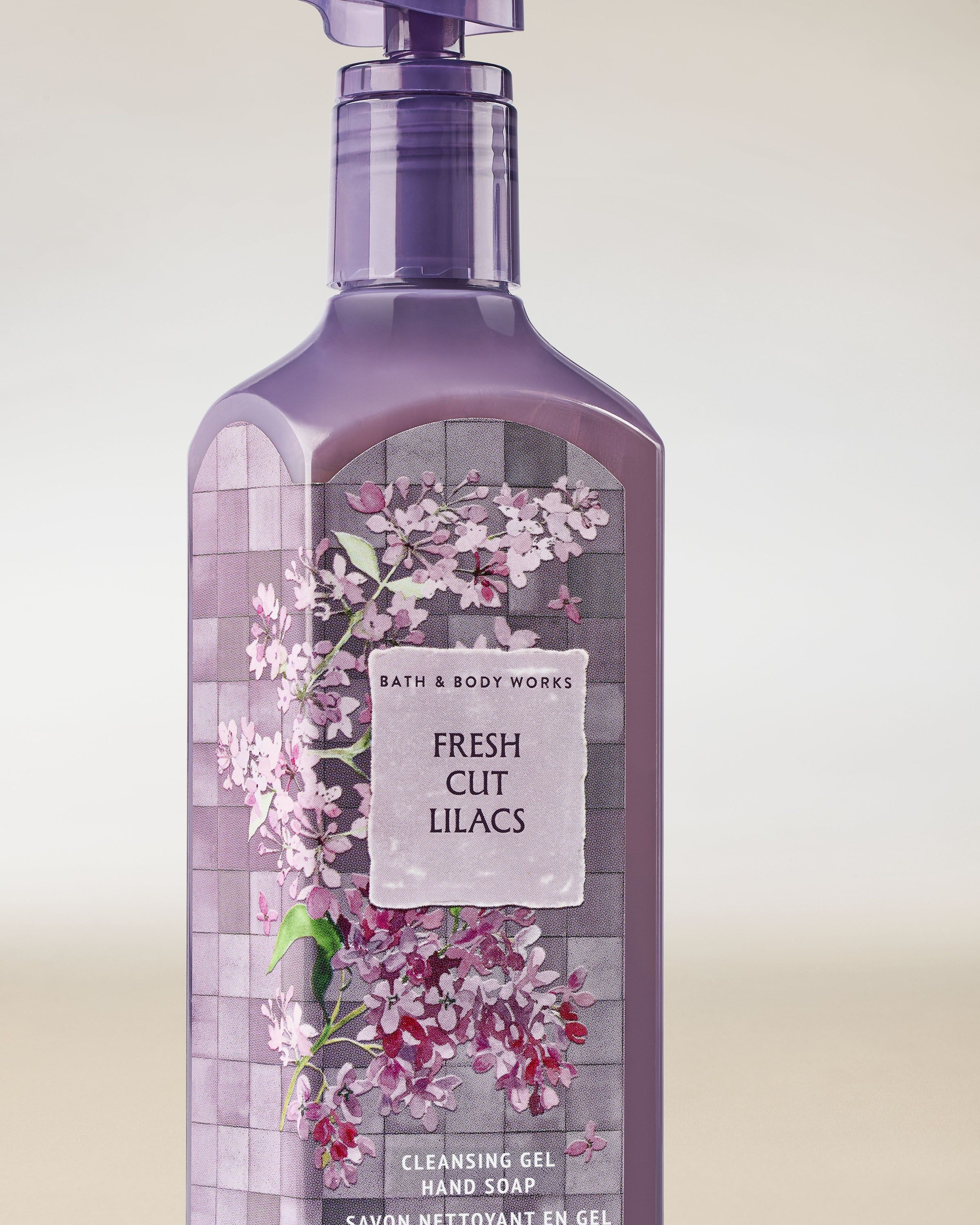 Gel na mytí rukou Bath & Body Works Fresh Cut Lilacs 236 ml ve fialové lahvi s květinovým motivem.