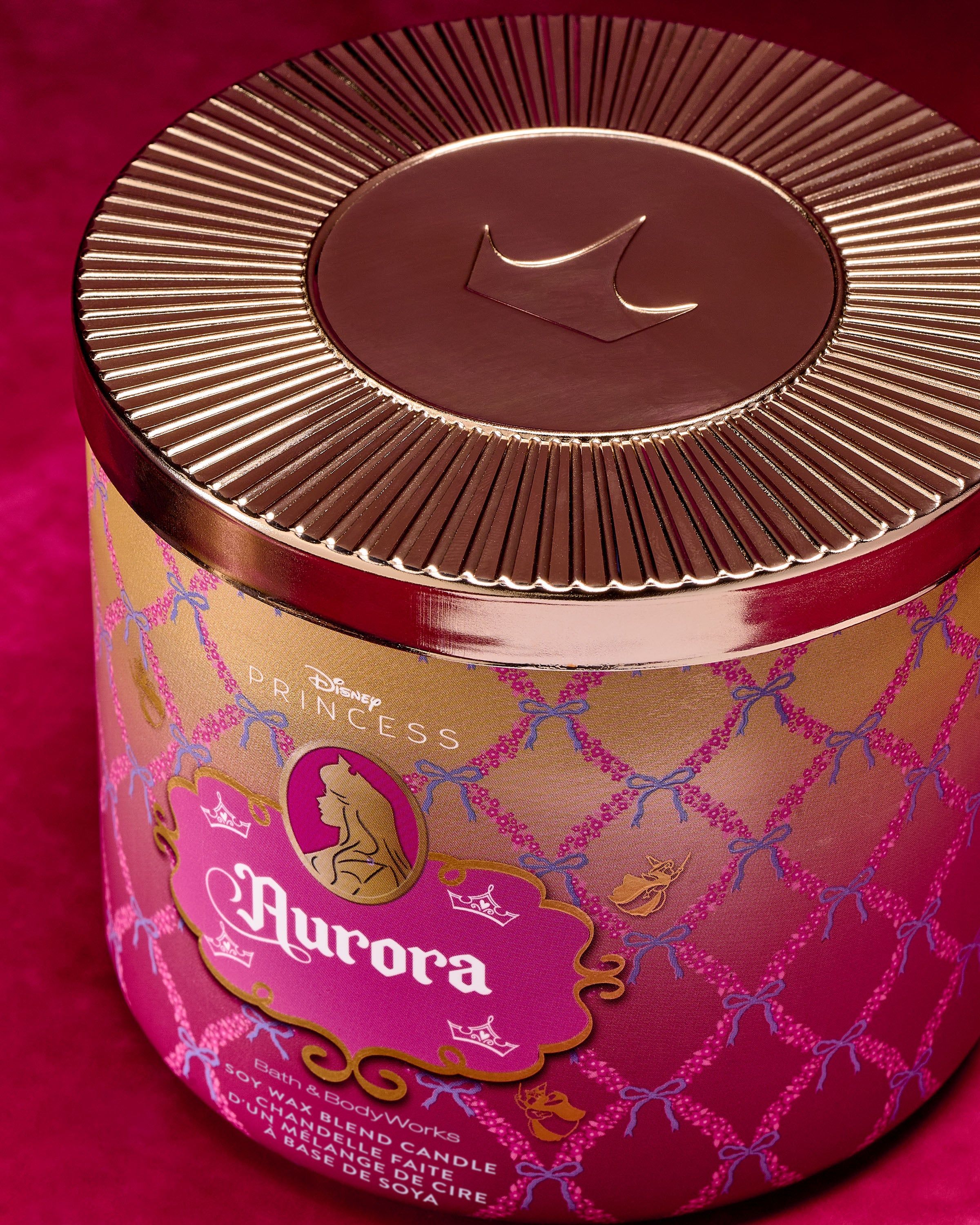 Tříknotová svíčka Aurora ve zlatých a růžových tónech s královským motivem Disney Princess.