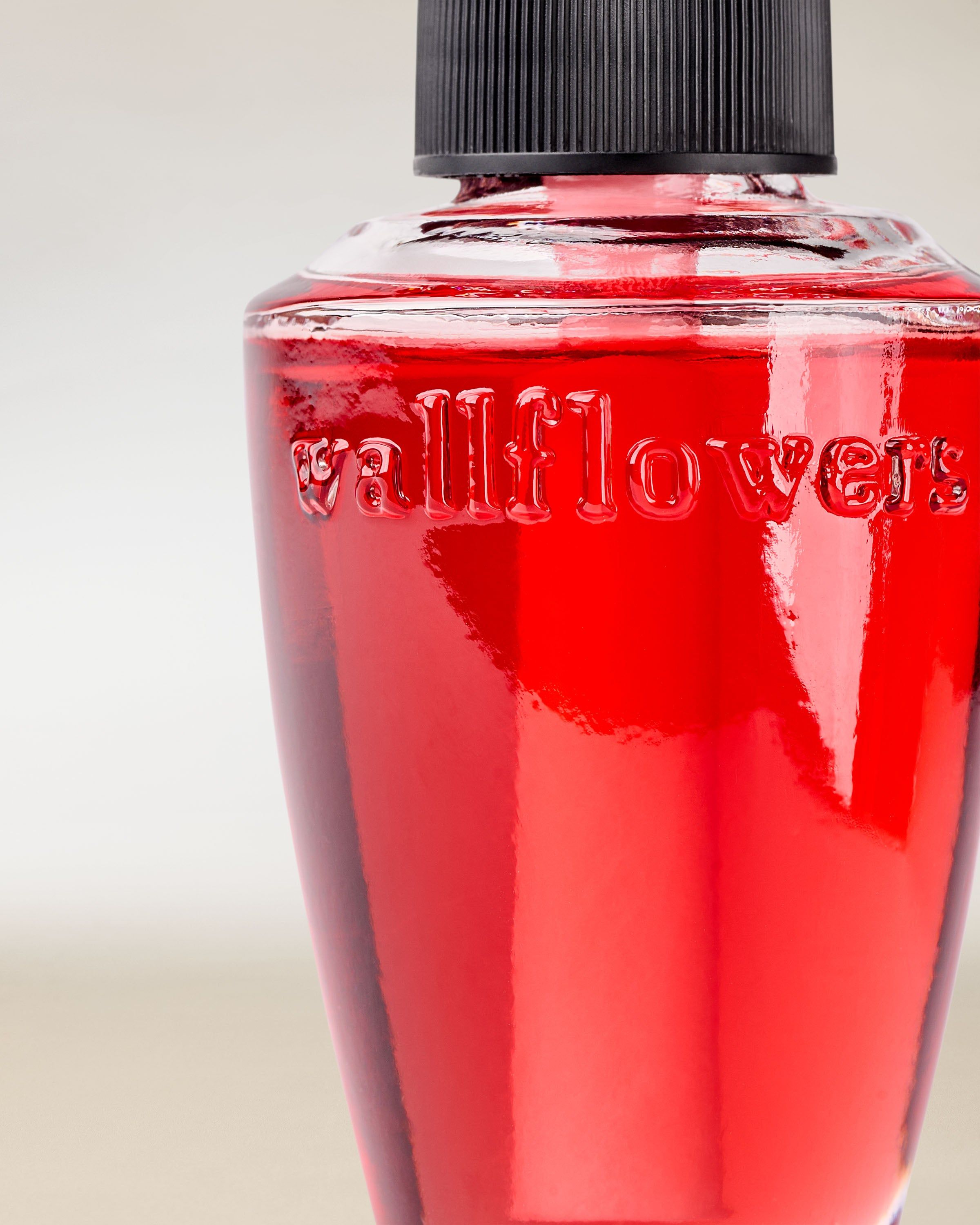 Náplň Wallflowers Strawberry Lover – sytě červená a svěží, ovocná jahodová vůně.