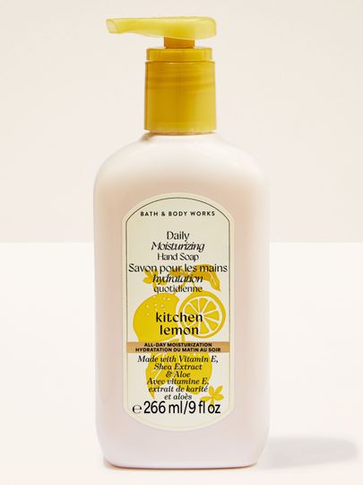 Mýdlo na ruce Kitchen Lemon Bath & Body Works v krémové lahvi se žlutou pumpou a citrusovou etiketou.