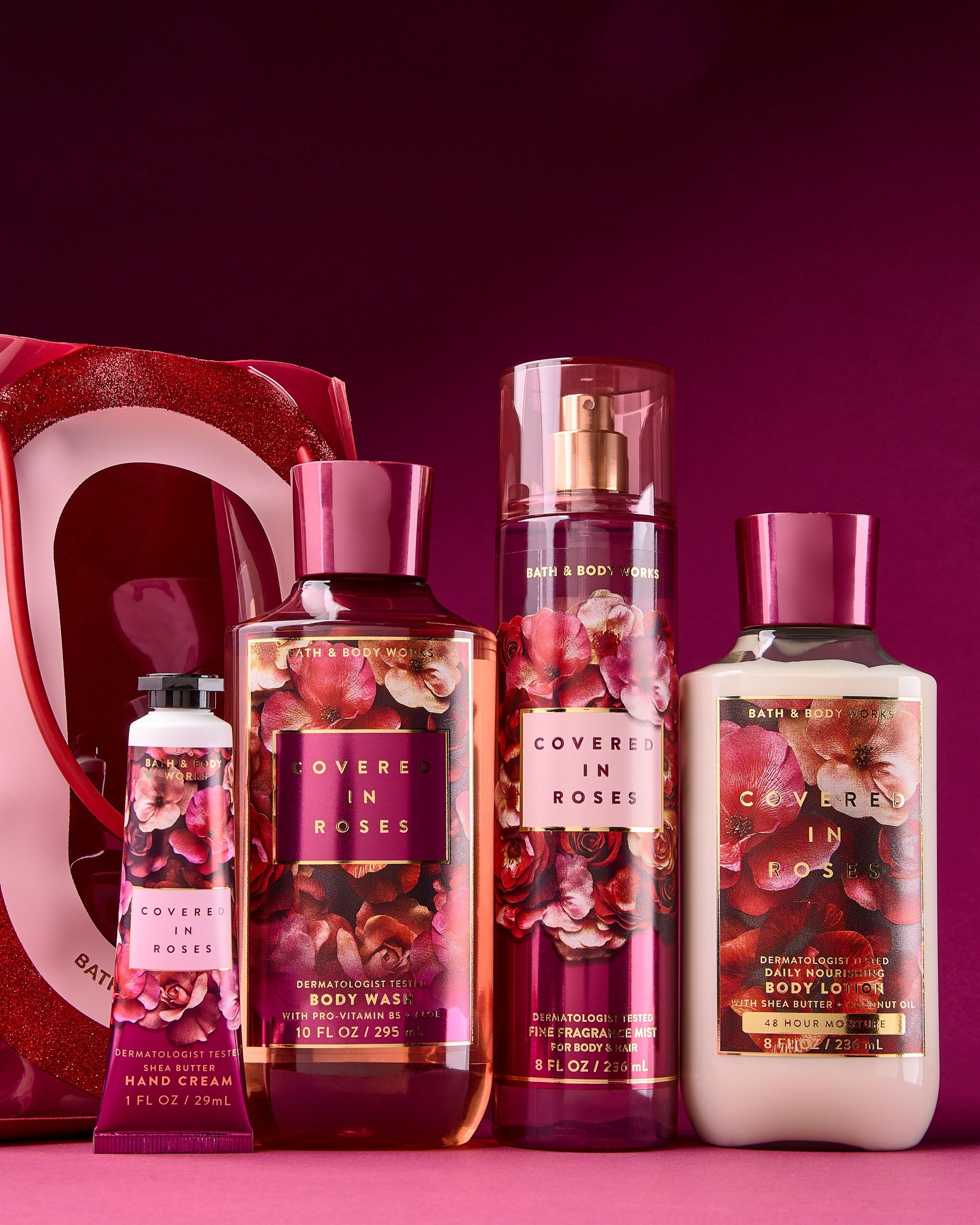 Bath & Body Works Covered in Roses – mlha, gel, mléko a krém v tmavě růžové dárkové sadě.