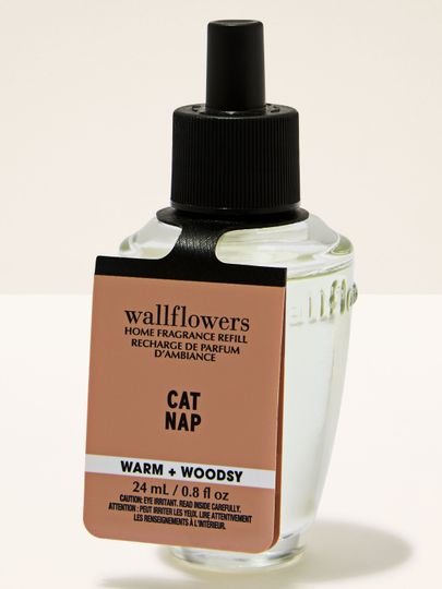 Náplň Wallflowers Cat Nap s teplou dřevitou vůní z kolekce Warm + Woodsy v elegantní lahvi 24 ml.