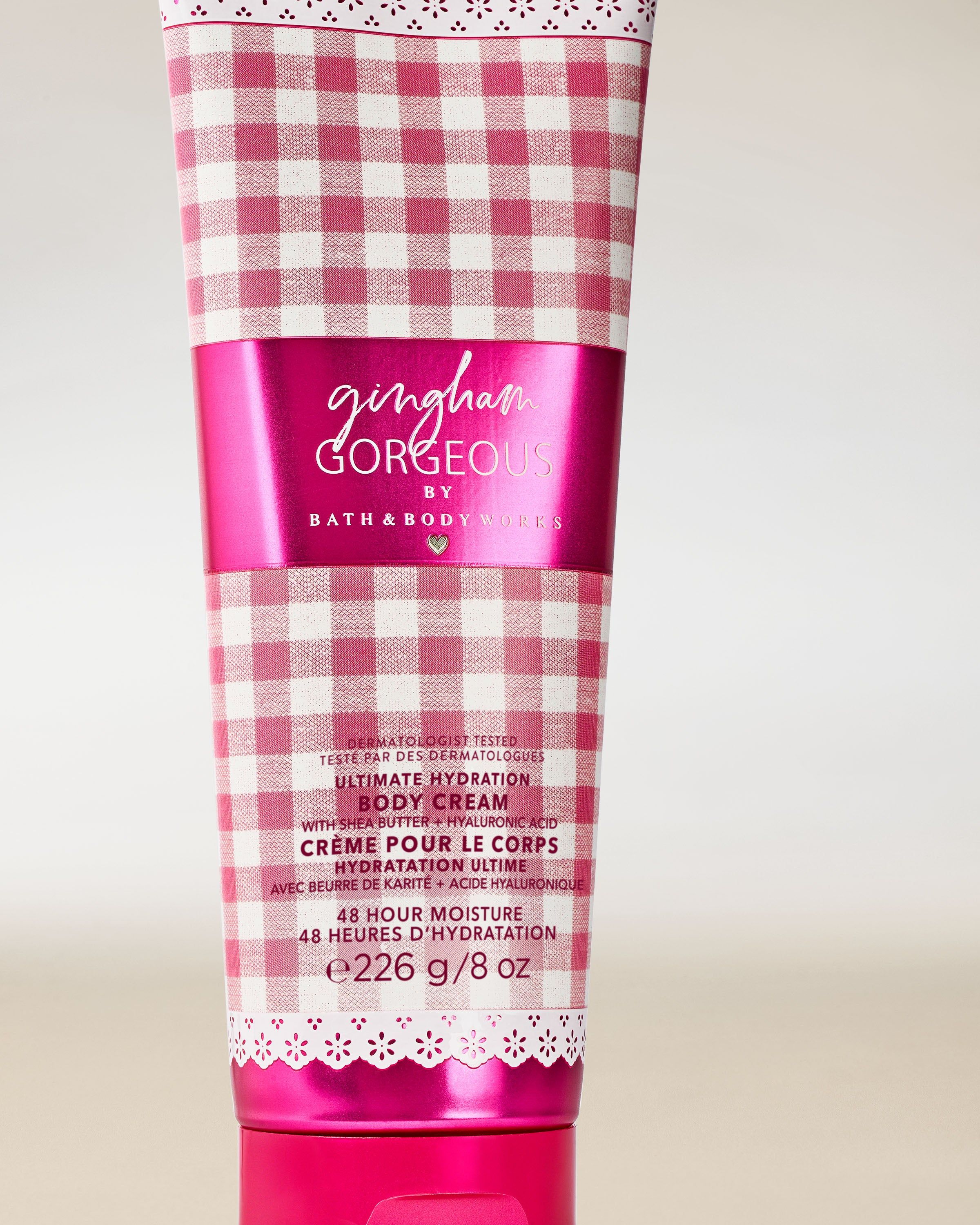 Tělový krém Bath & Body Works Gingham Gorgeous 226 g v růžové tubě s klasickým gingham vzorem.